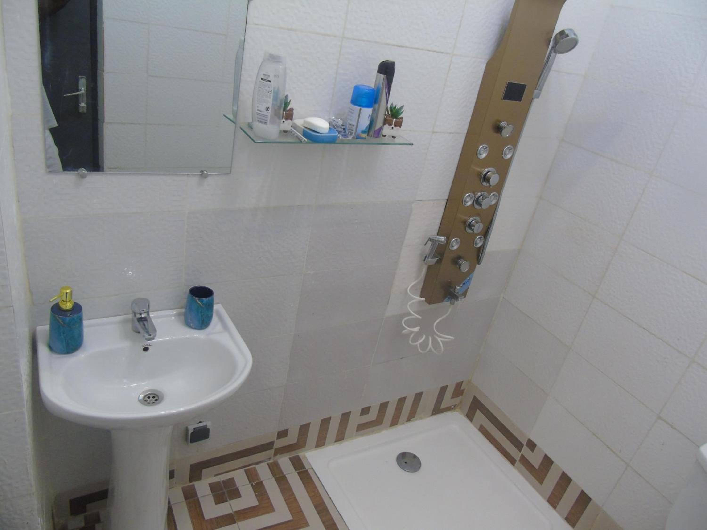 3-Bed Apartment Sleeps 6 - Garden Parking Pets