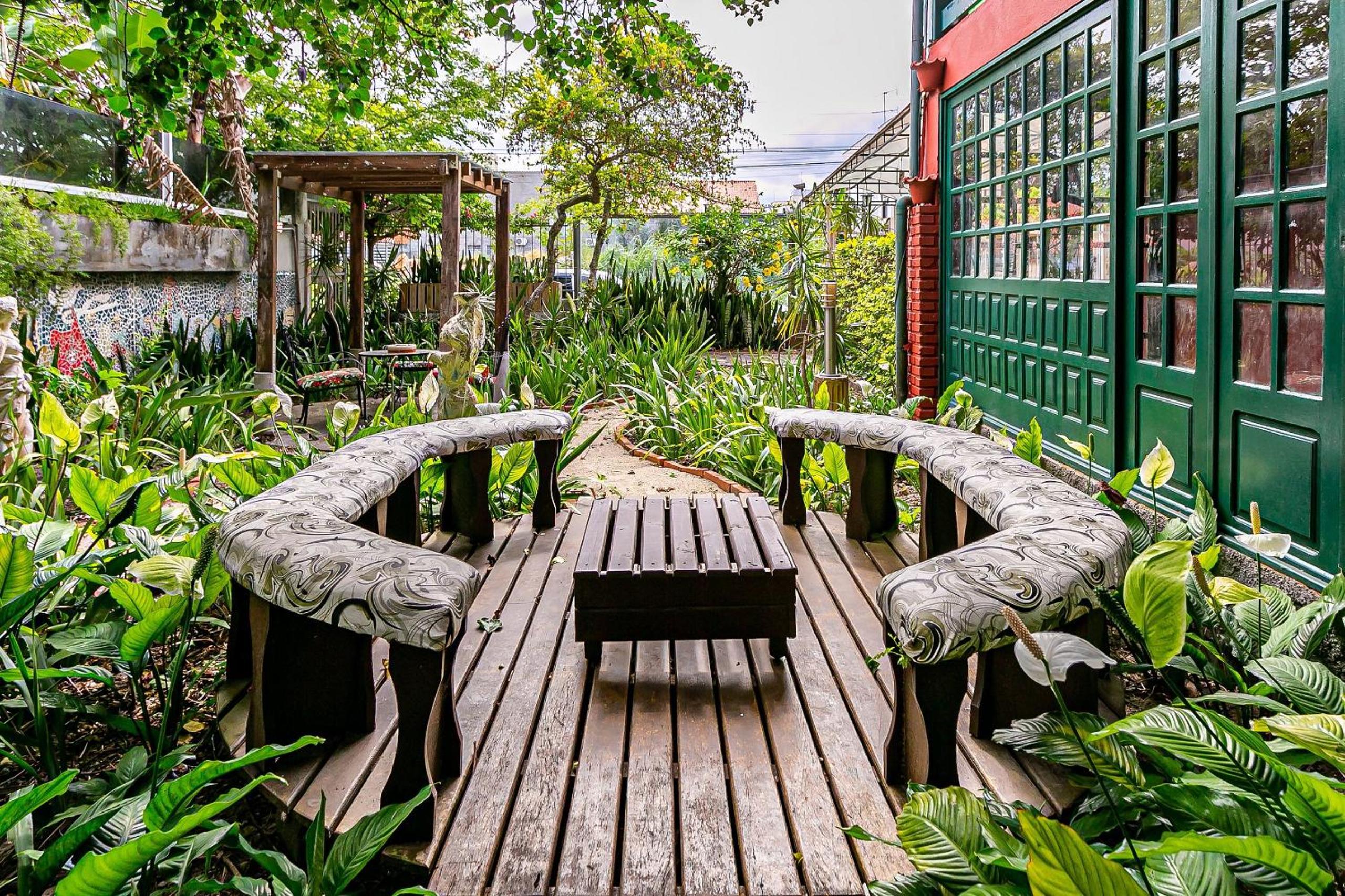 Estúdios 350m da praia e centro de Canasvieiras - Auto check-in - Jardins e e gazebos para relaxar - RESIDENCIAL AVÓ ISAURA