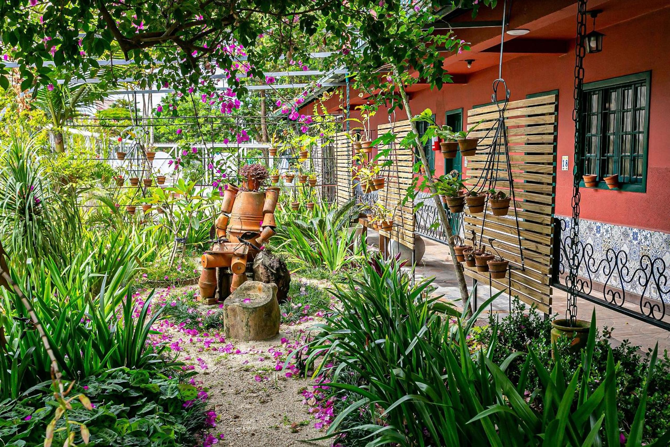 Estúdios 350m da praia e centro de Canasvieiras - Auto check-in - Jardins e e gazebos para relaxar - RESIDENCIAL AVÓ ISAURA