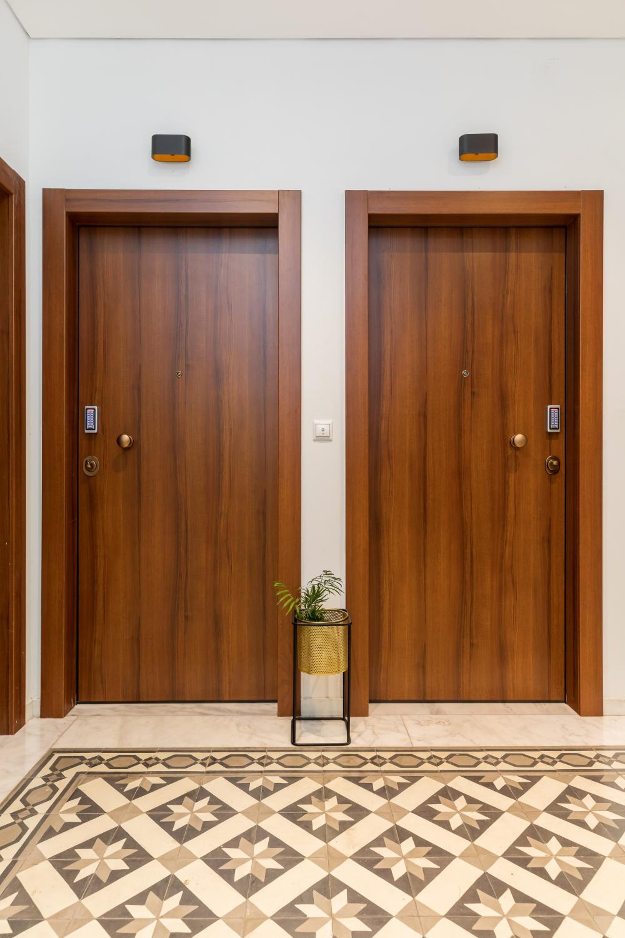Black Onyx Comfort Suites - Elegant Stay- City Center Next to Airport Bus view 4
