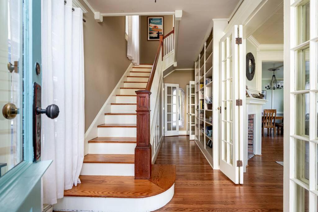 Stylish Victorian in Historic District view 3