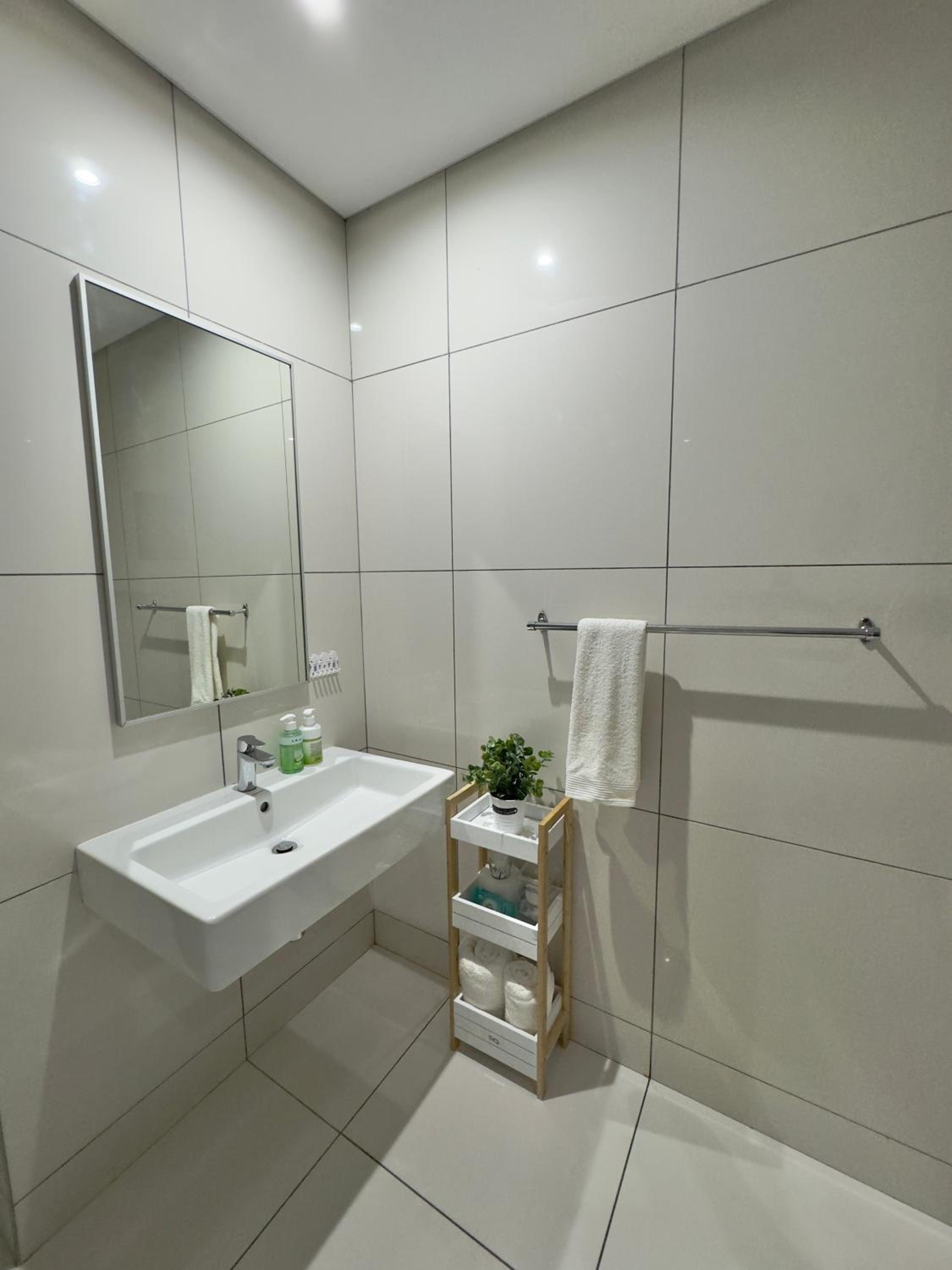 Gracelyn KJG CBD Gym & Pool Apartment at 77 on Independence view 2