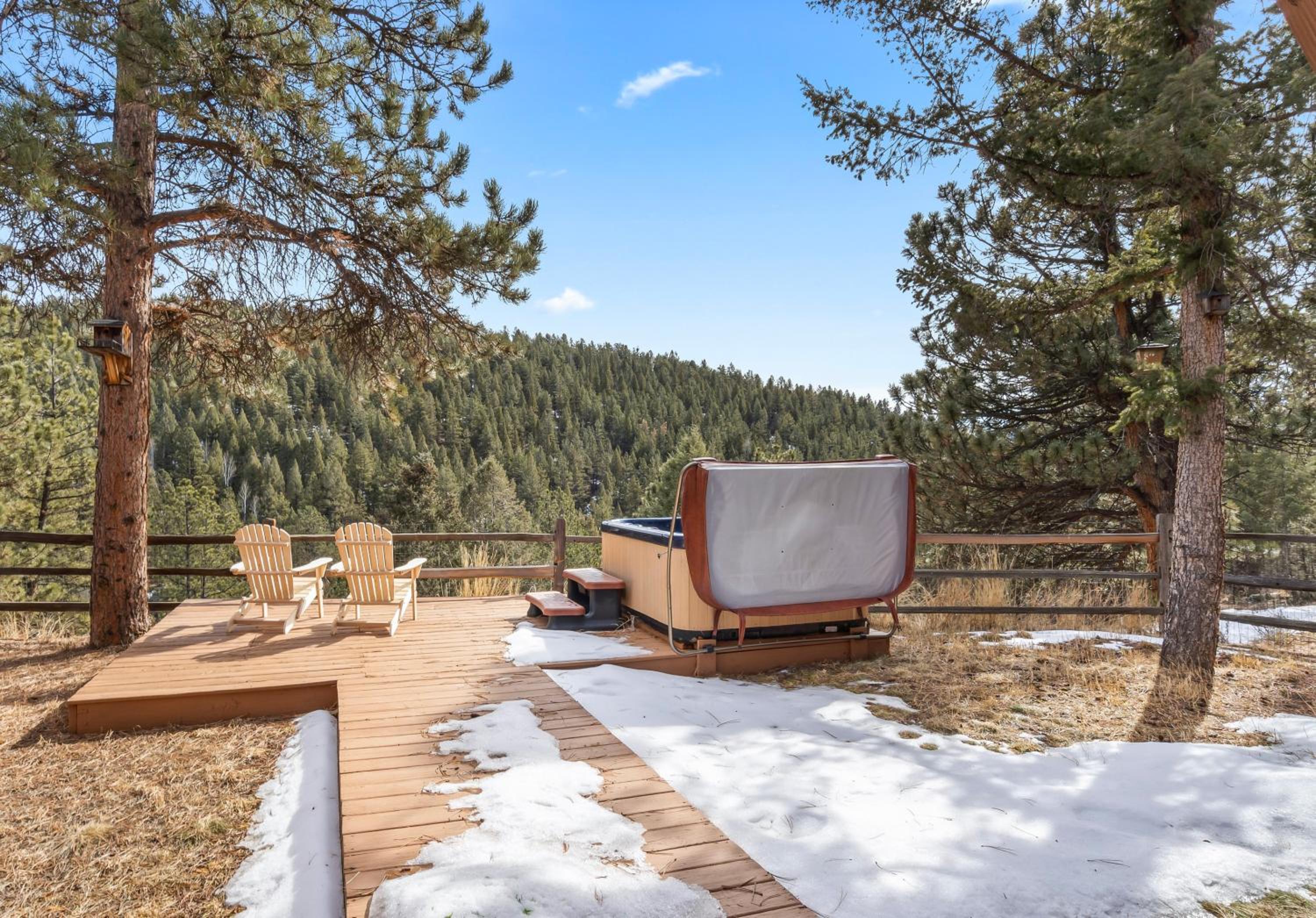 Whispering Pines-Hot tub Getaway