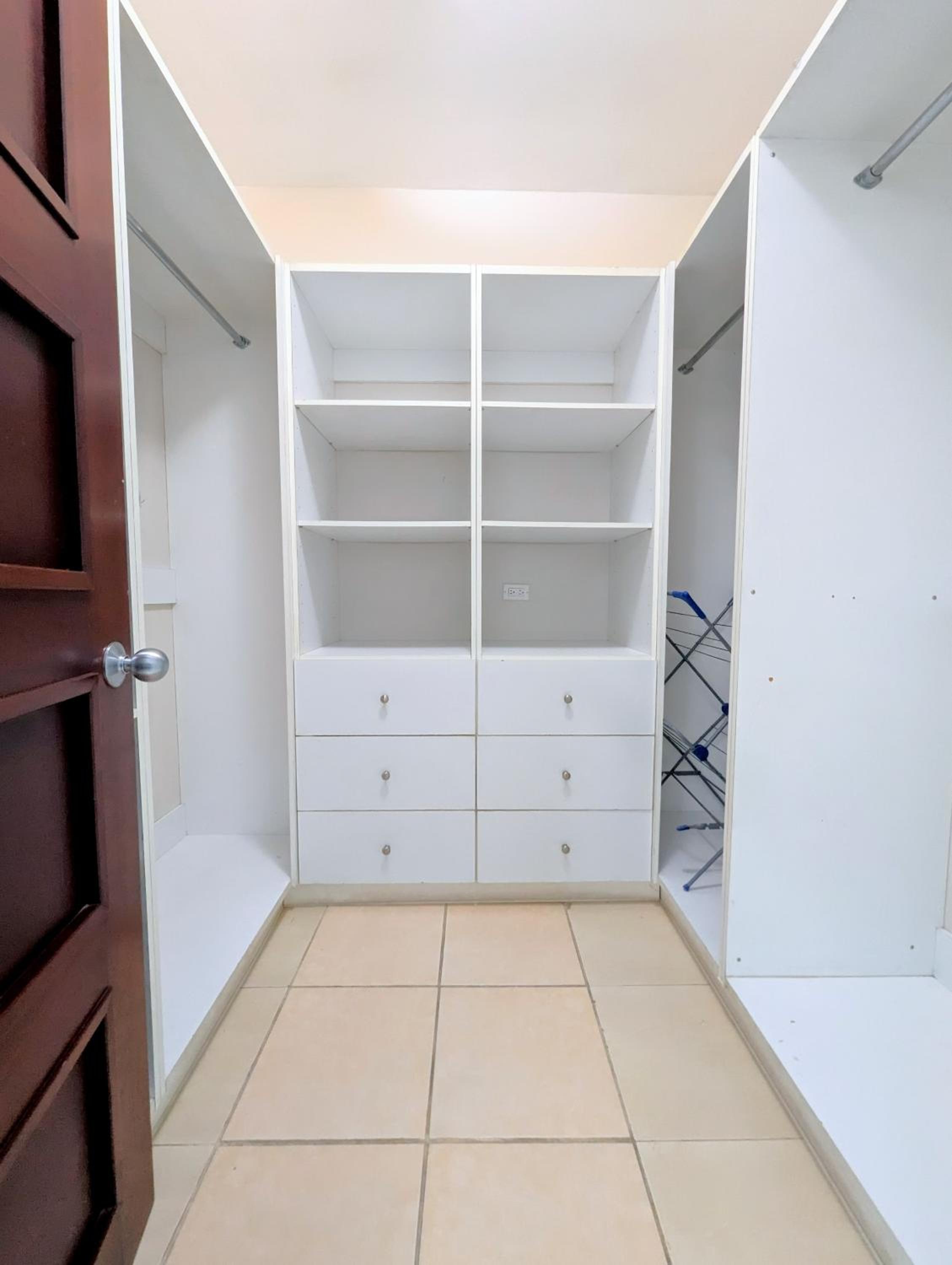 Yc 701-B l Habitacion en av Balboa view 4
