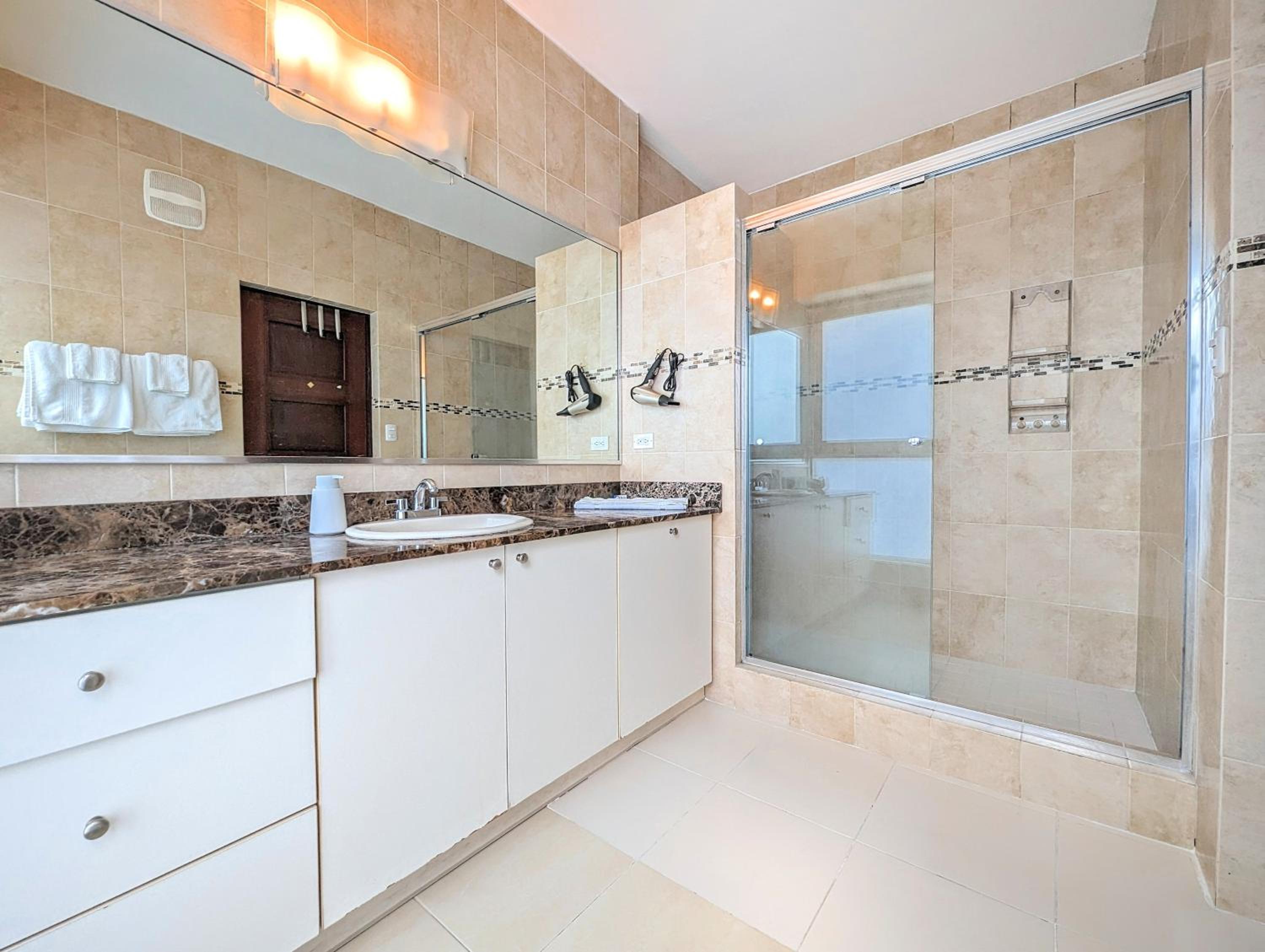 Yc 701-B l Habitacion en av Balboa view 5