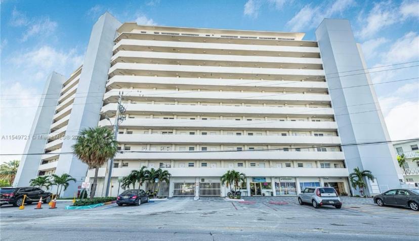 Luxurious remodeled direct Waterfront apartment with Miami skyline view- Free parking- 5min drive to Miami Beach view 4
