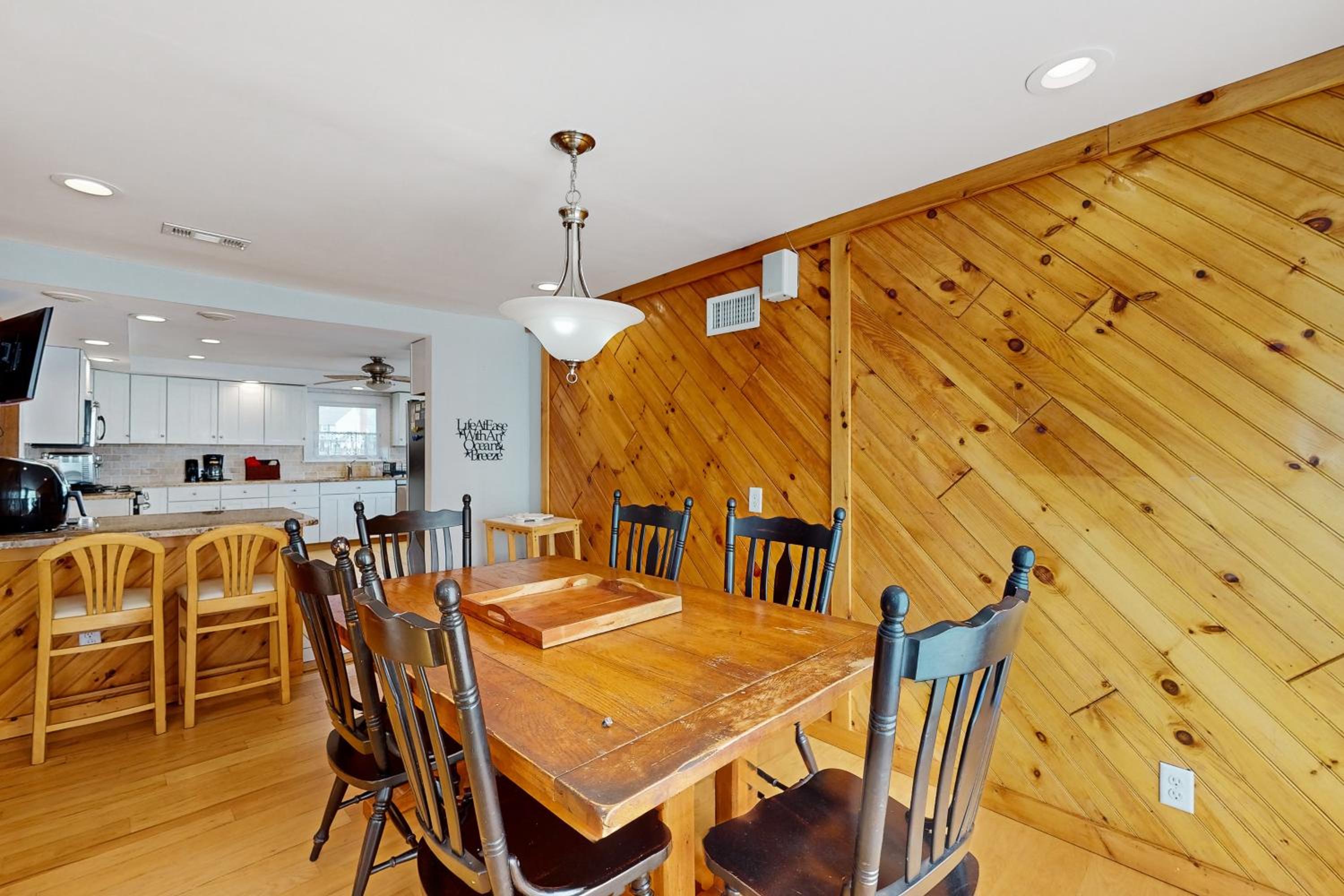 Walk to Scituate Beach! Dog-Friendly Group Getaway