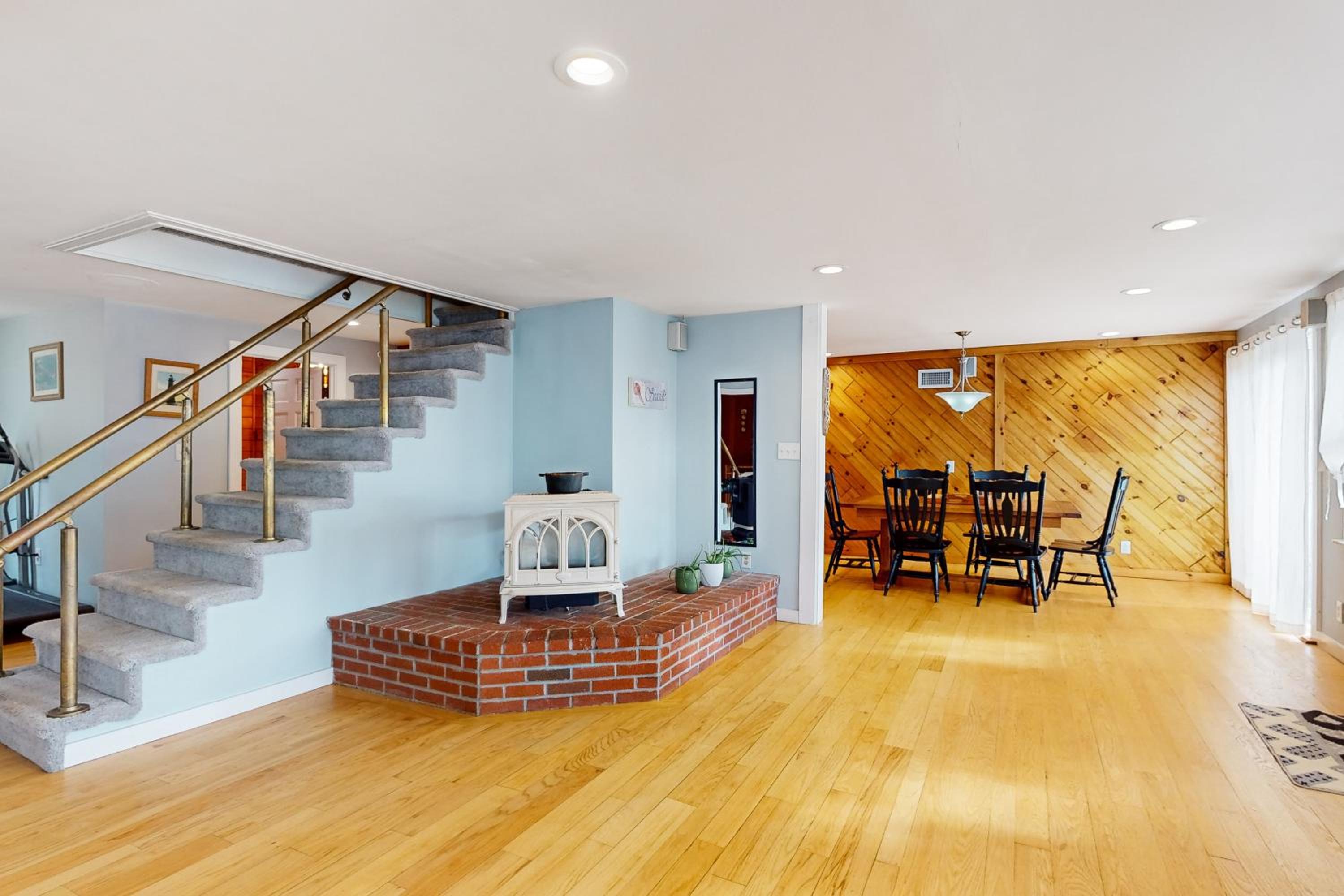 Walk to Scituate Beach! Dog-Friendly Group Getaway
