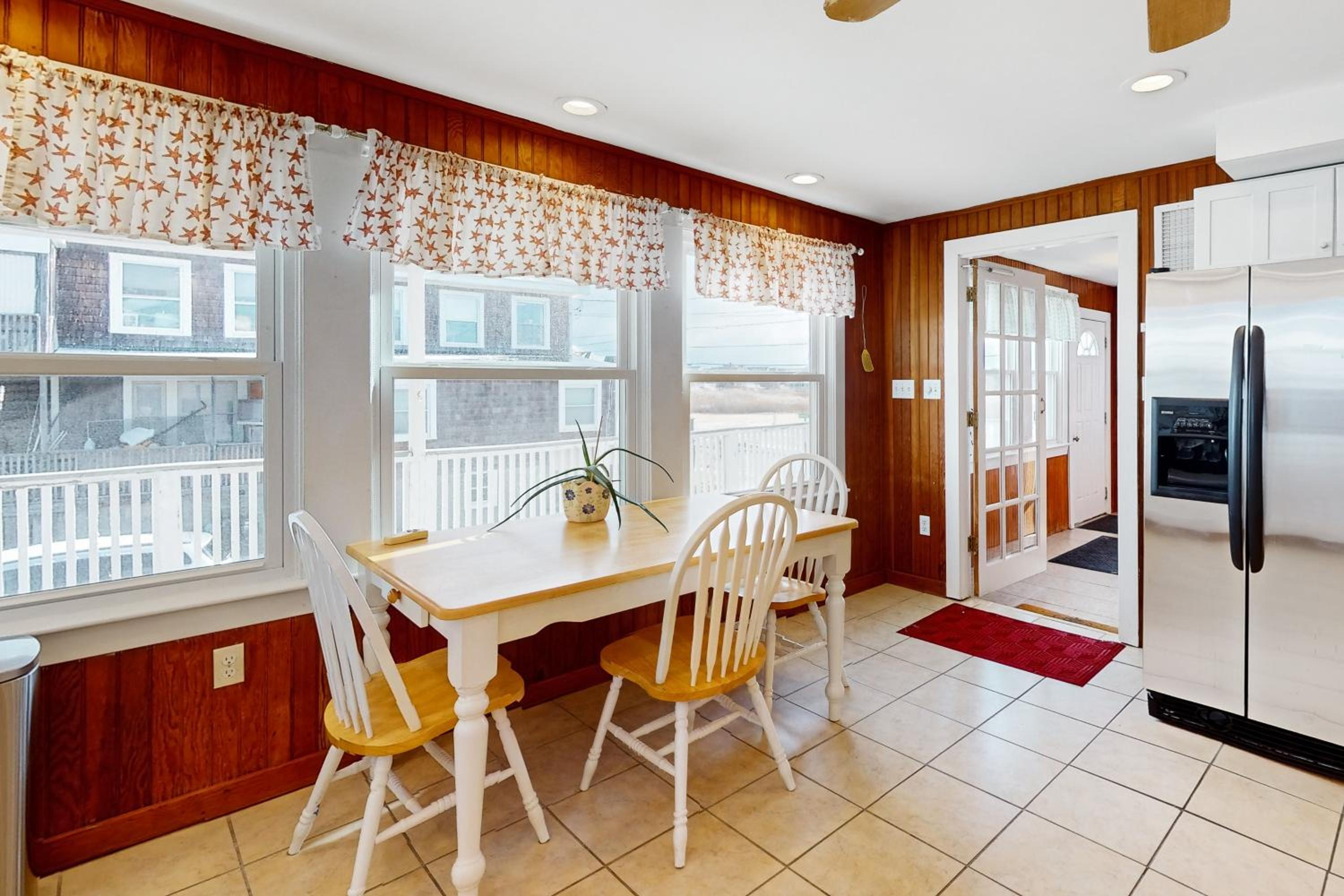 Walk to Scituate Beach! Dog-Friendly Group Getaway