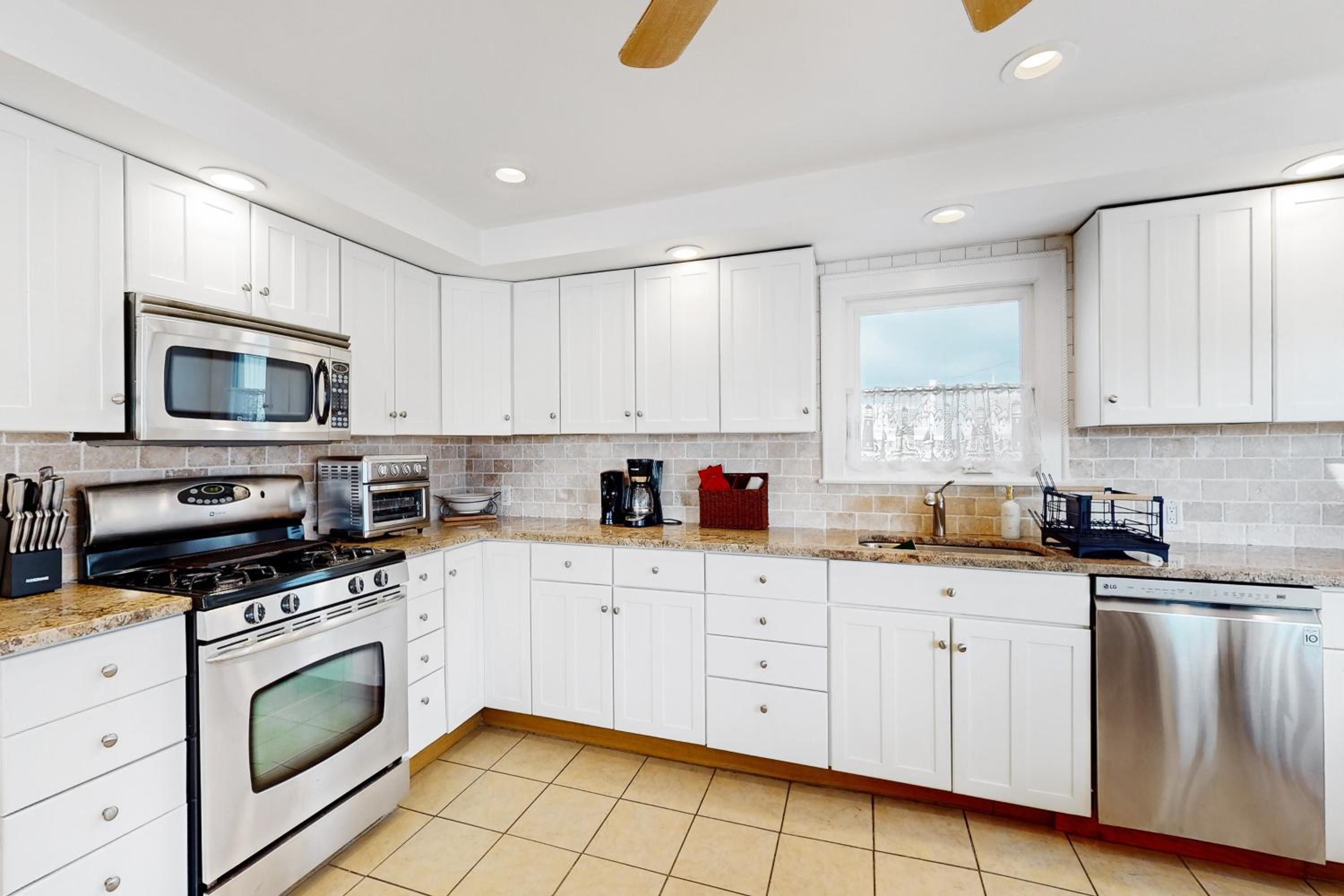 Walk to Scituate Beach! Dog-Friendly Group Getaway