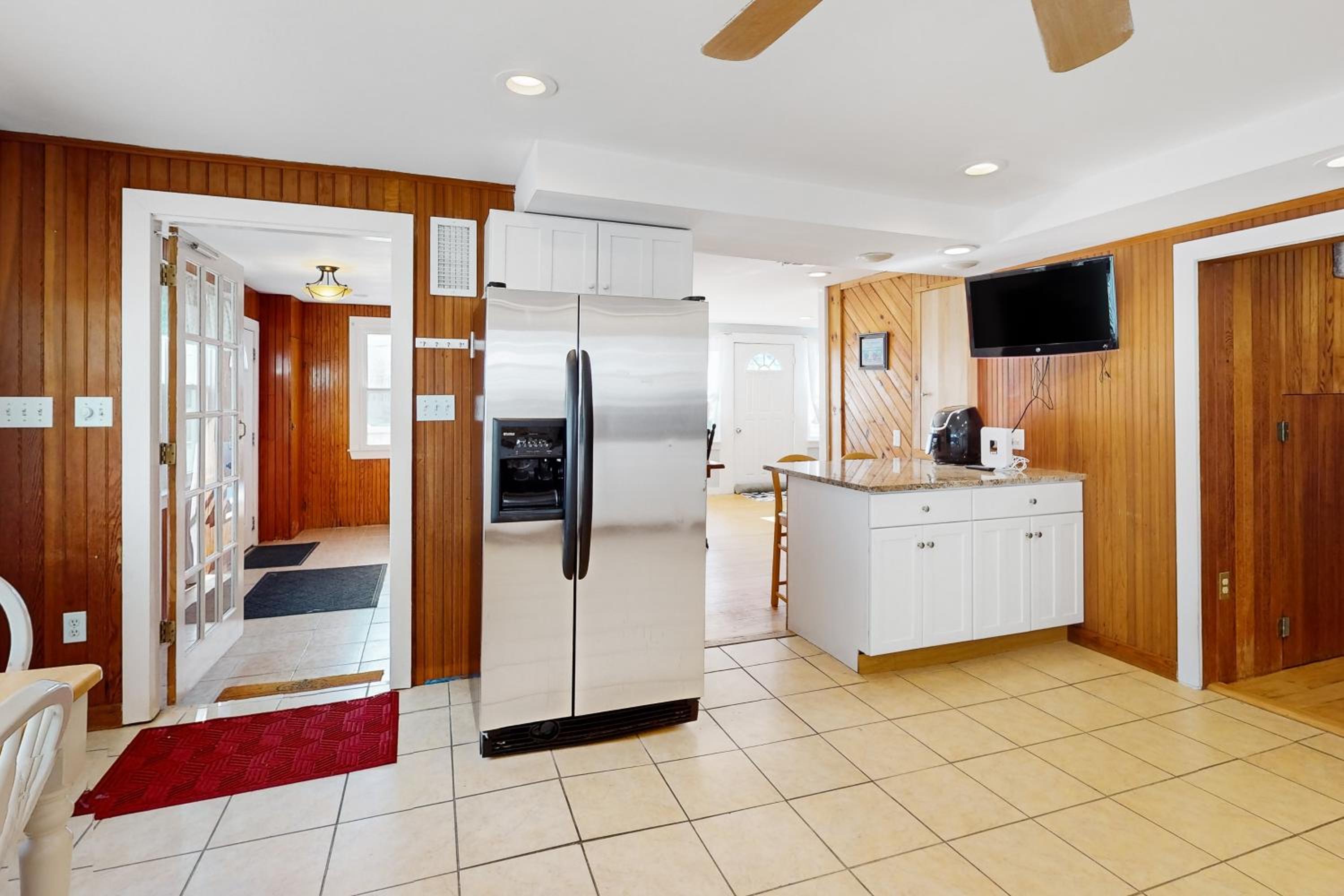 Walk to Scituate Beach! Dog-Friendly Group Getaway