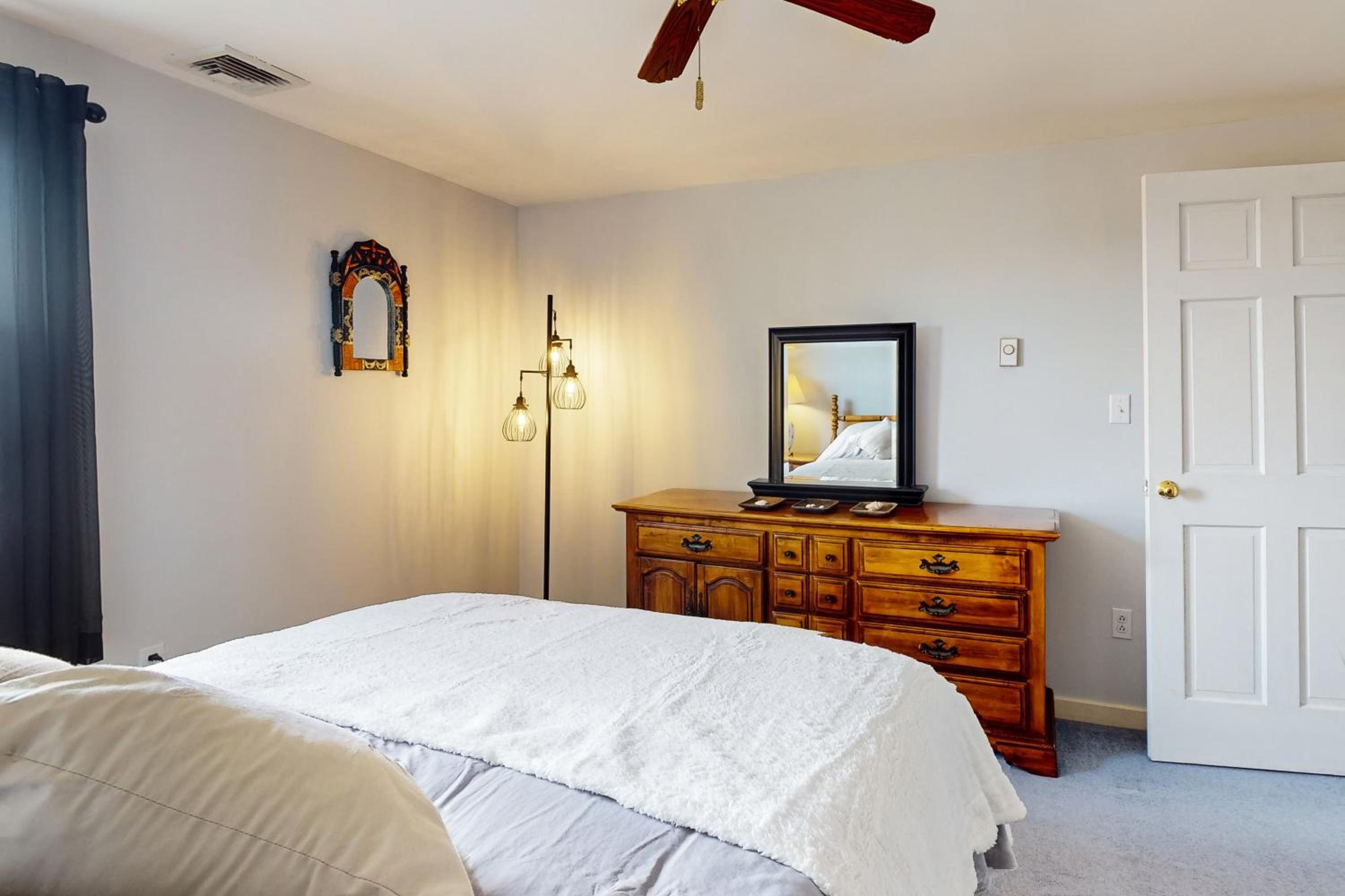 Walk to Scituate Beach! Dog-Friendly Group Getaway