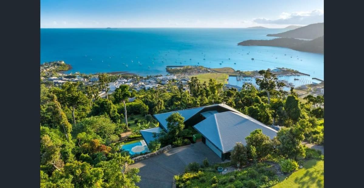 'Whitsunday Blue' Luxury Home with Ocean Views