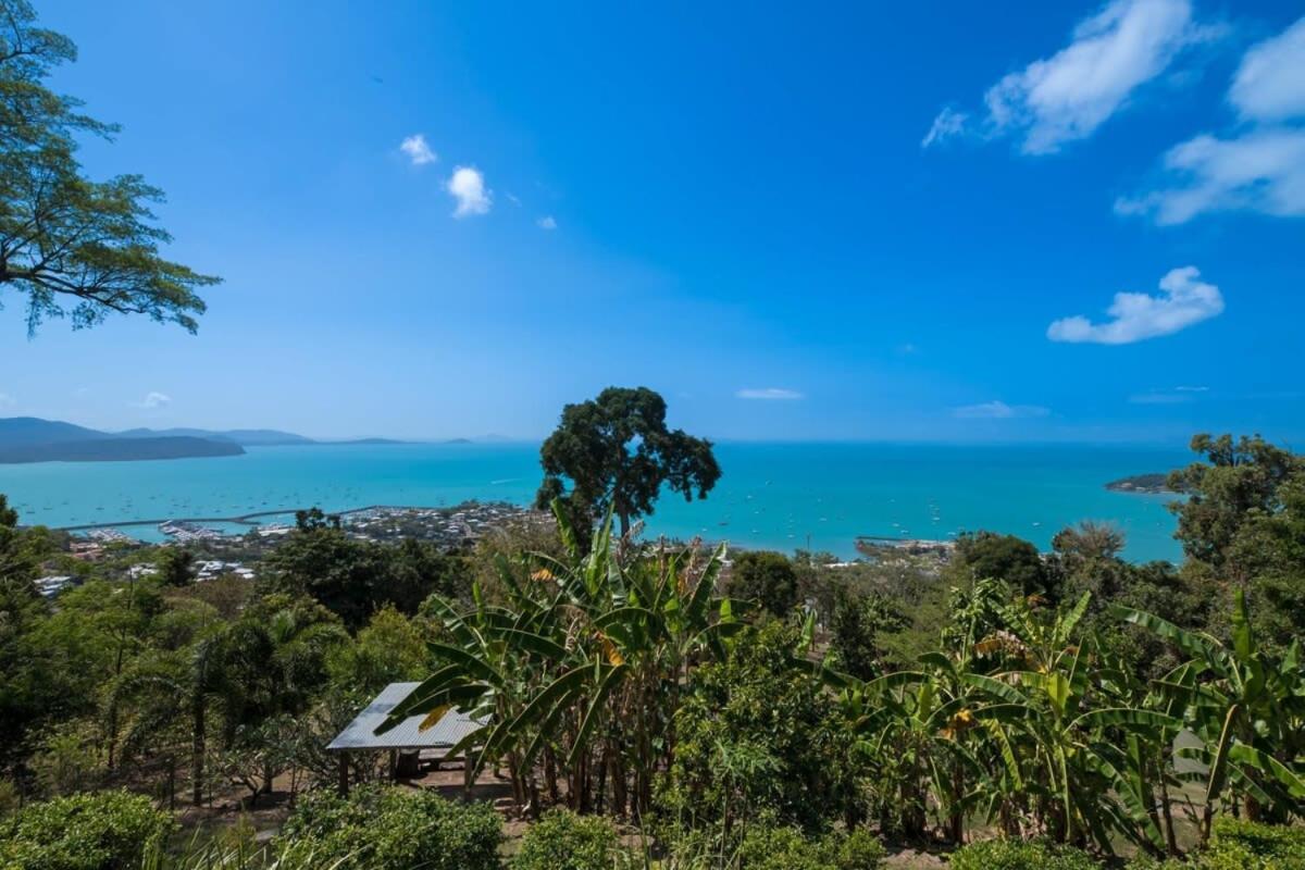 'Whitsunday Blue' Luxury Home with Ocean Views