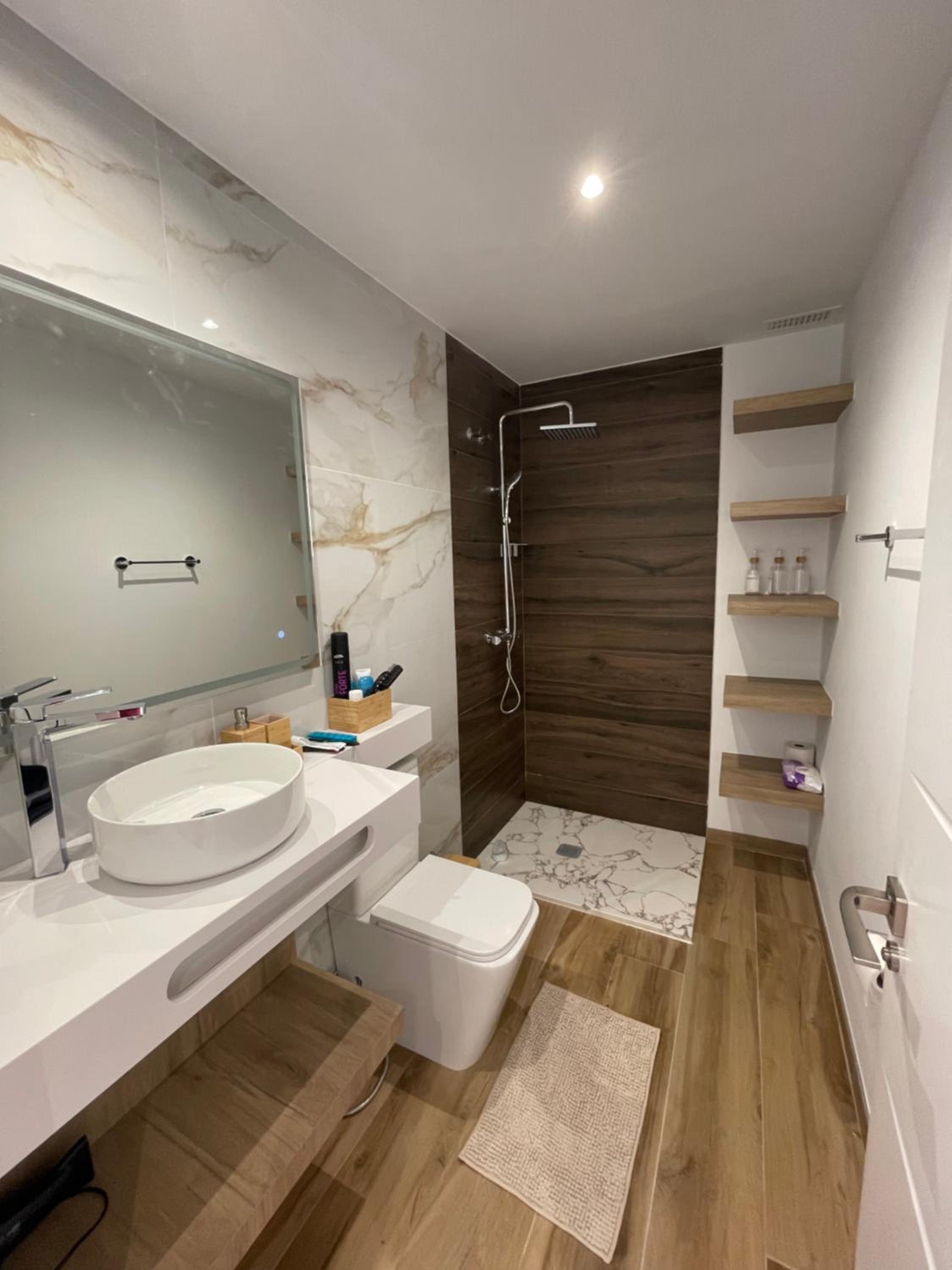 This spectacular 3-bedroom apart