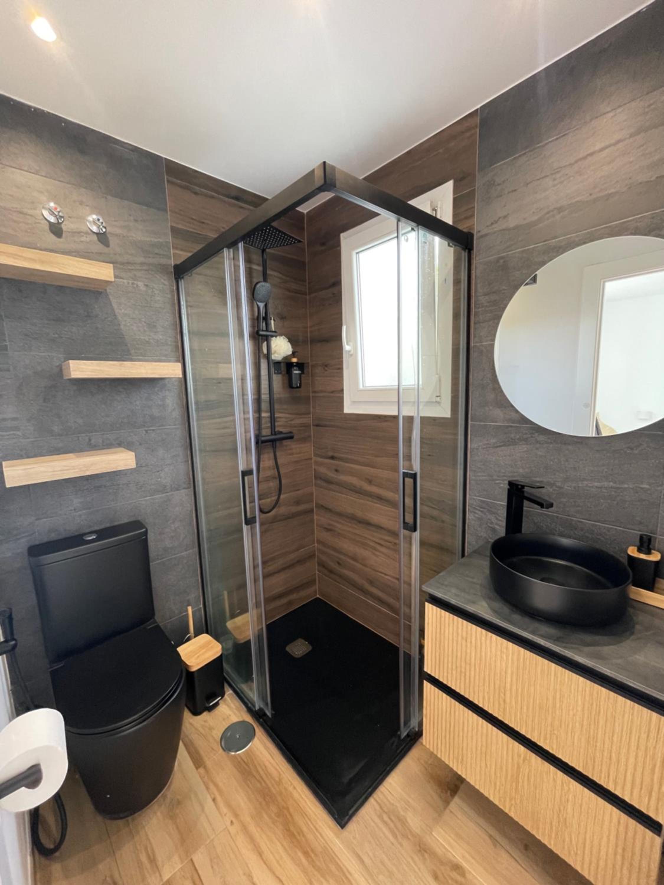 This spectacular 3-bedroom apart