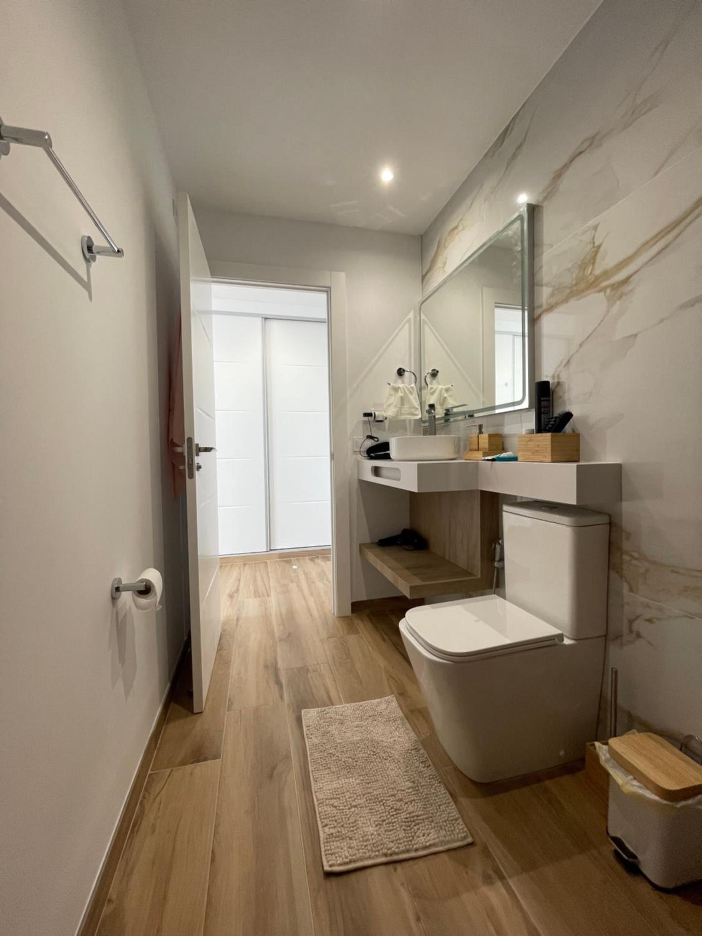 This spectacular 3-bedroom apart