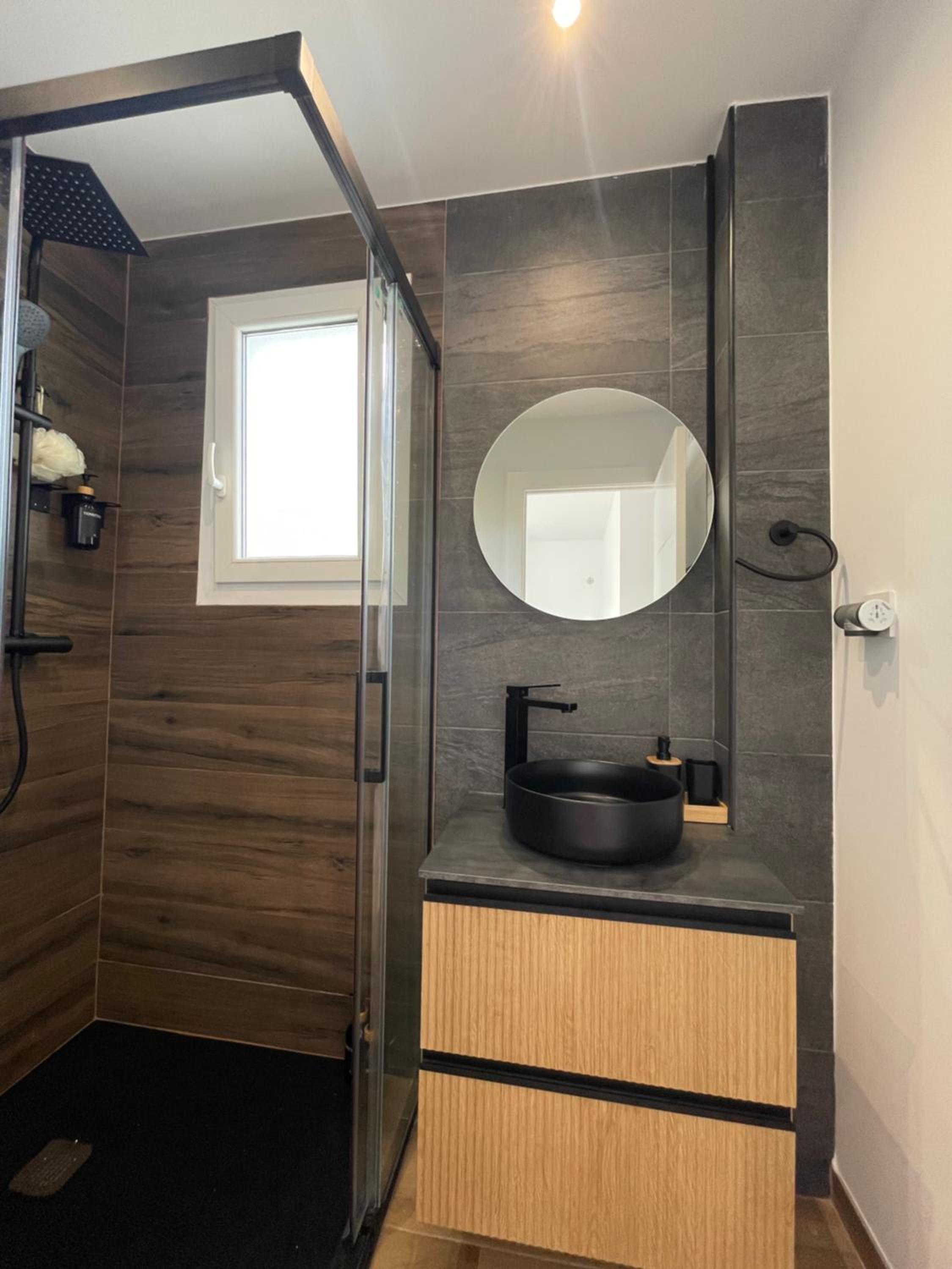 This spectacular 3-bedroom apart