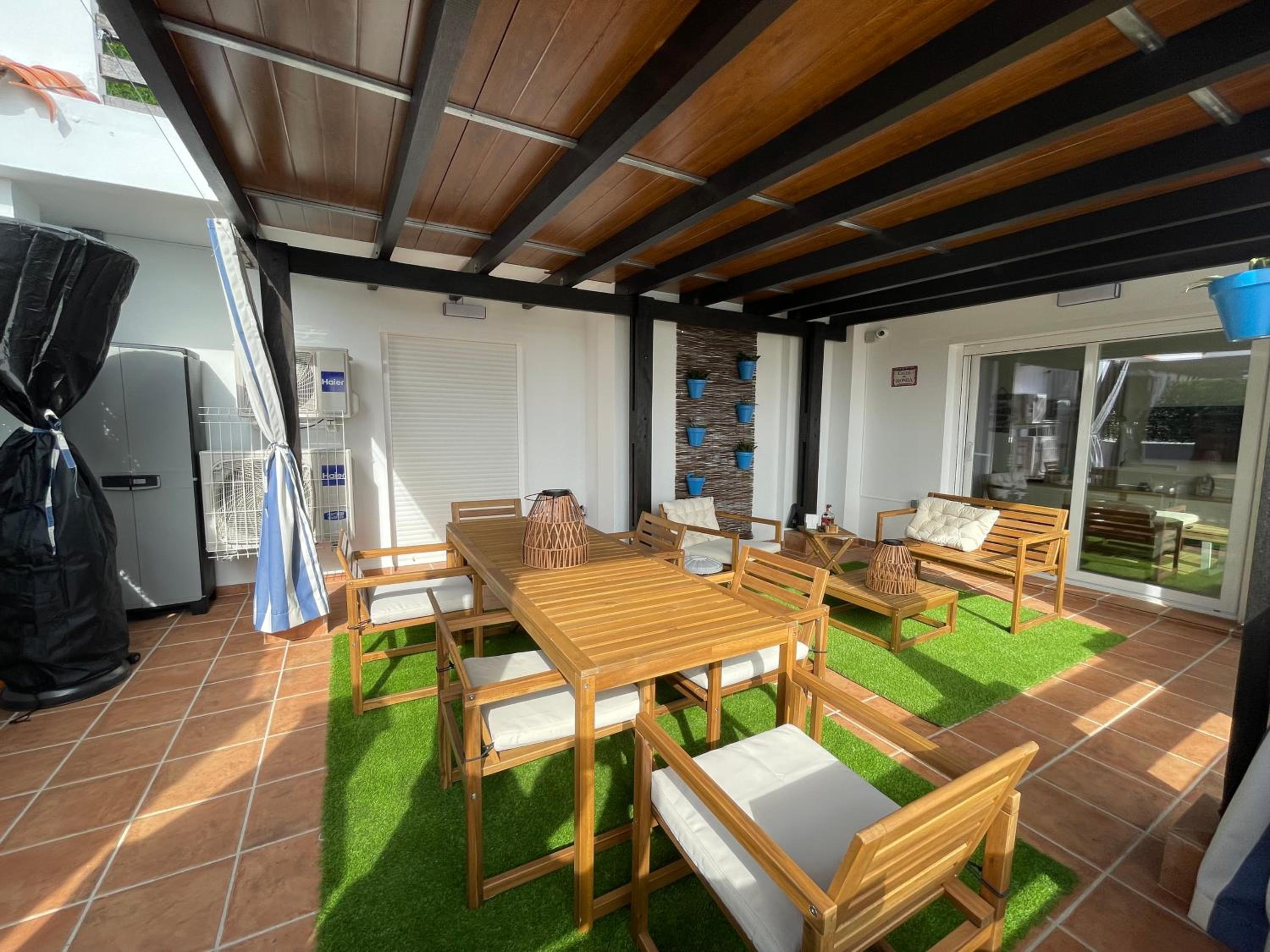 This spectacular 3-bedroom apart