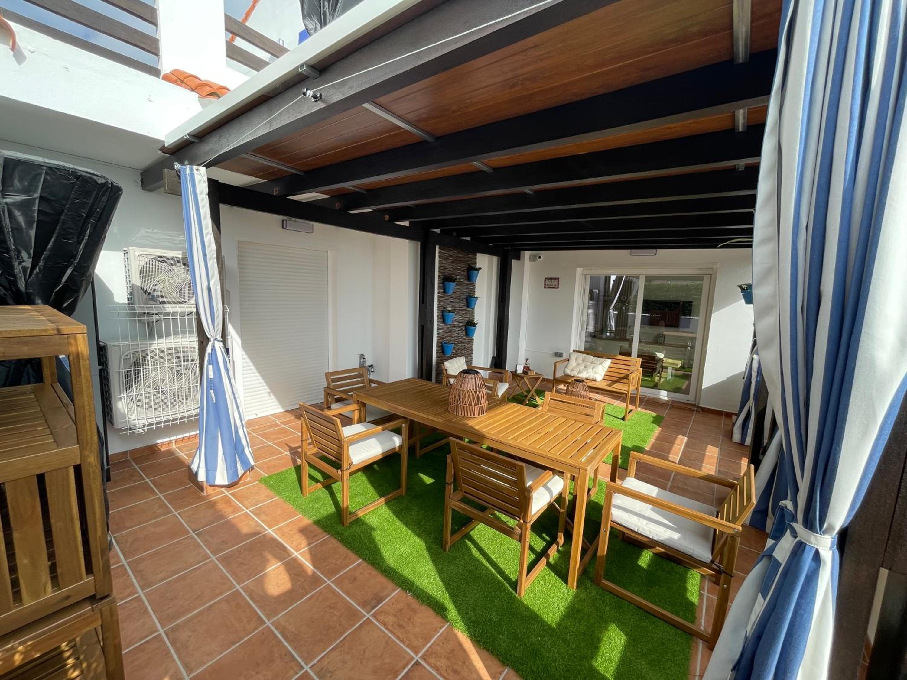 This spectacular 3-bedroom apart