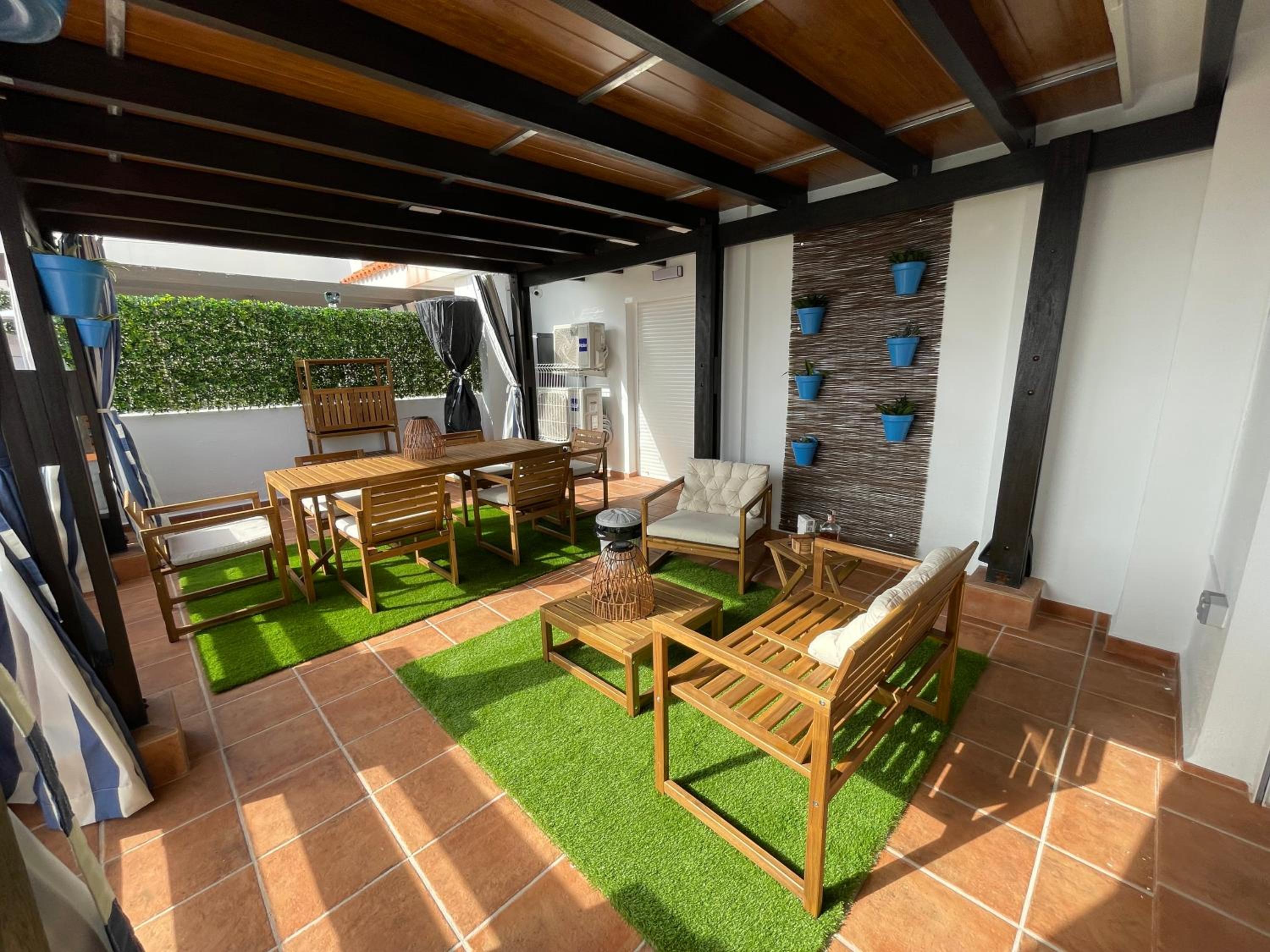 This spectacular 3-bedroom apart