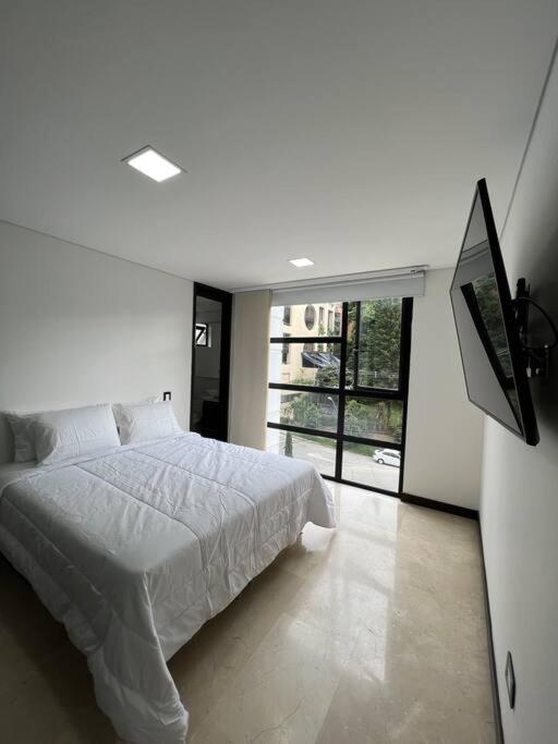 401 Luxury apartment in hearth of El Poblado + View!