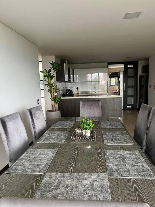401 Luxury apartment in hearth of El Poblado + View!