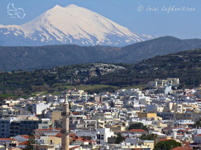 "La Vie Est Belle" by the sea Rethymno view 4