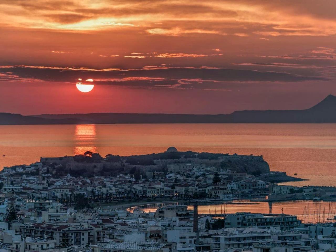 "La Vie Est Belle" by the sea Rethymno view 3