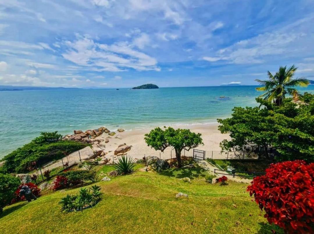 Paradise just 10 steps away from the ocean - Residência Dorabel