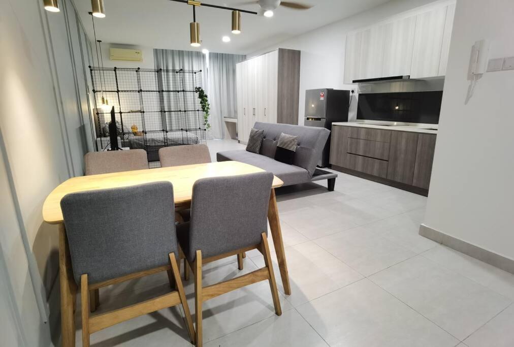 Modern Comfy Studio Permaisuri 2 Carpark WIFI