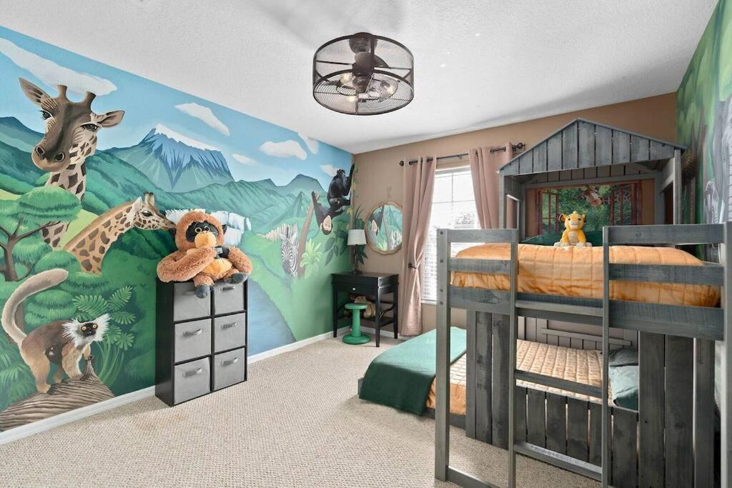 Luxurious 9BR Themed SE Facing Pool Hot Tub Theater Game Room BBQ 2 miles Disney