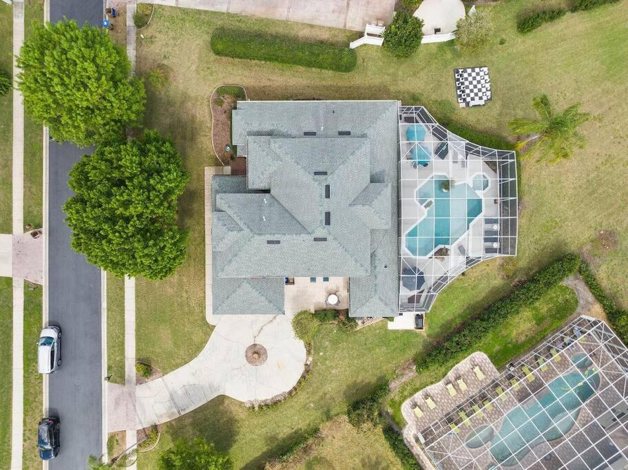 Luxurious 9BR Themed SE Facing Pool Hot Tub Theater Game Room BBQ 2 miles Disney