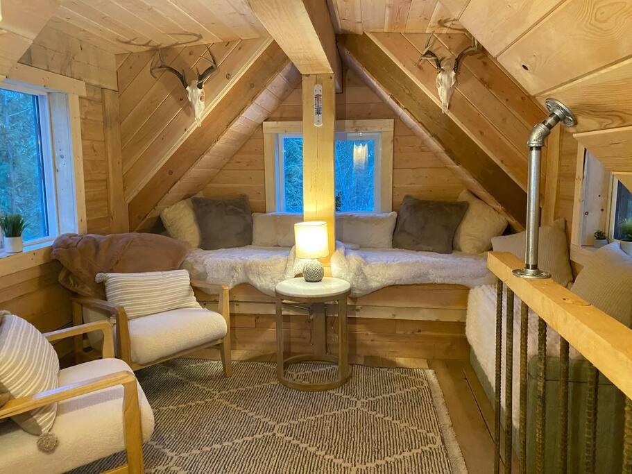 Ski-In Chalet: Private Hot tub, Bonus Bunk House