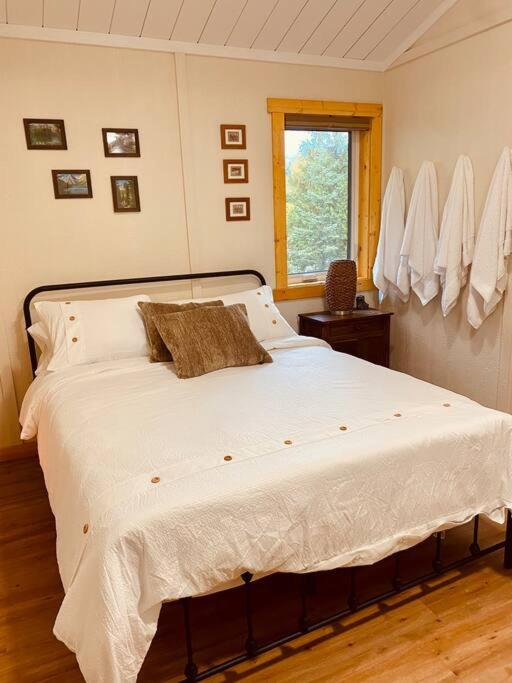 Ski-In Chalet: Private Hot tub, Bonus Bunk House