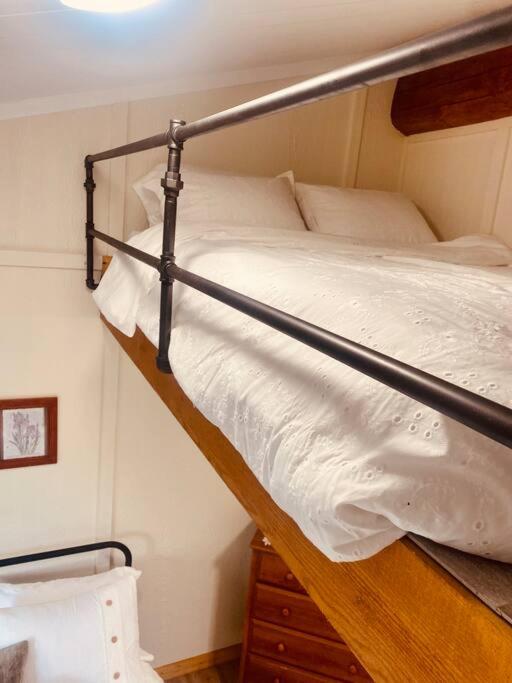 Ski-In Chalet: Private Hot tub, Bonus Bunk House