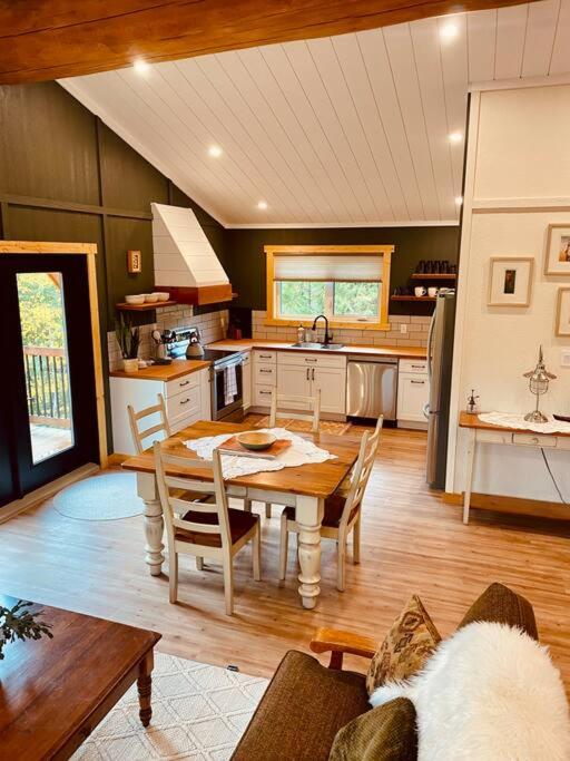 Ski-In Chalet: Private Hot tub, Bonus Bunk House