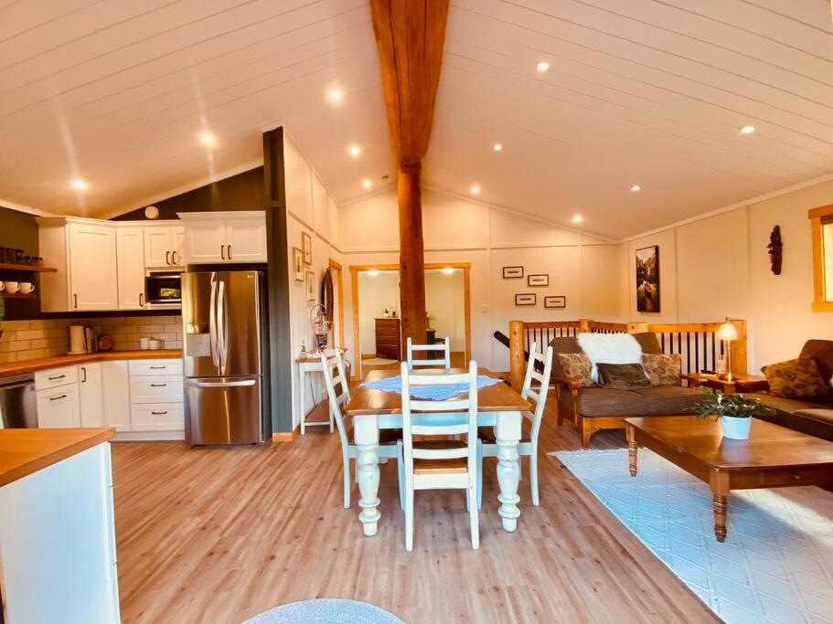 Ski-In Chalet: Private Hot tub, Bonus Bunk House