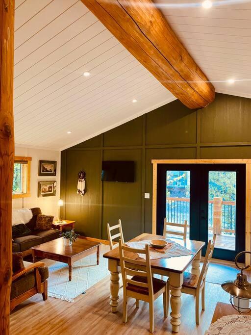 Ski-In Chalet: Private Hot tub, Bonus Bunk House
