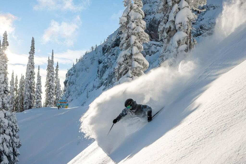 Ski-In Chalet: Private Hot tub, Bonus Bunk House