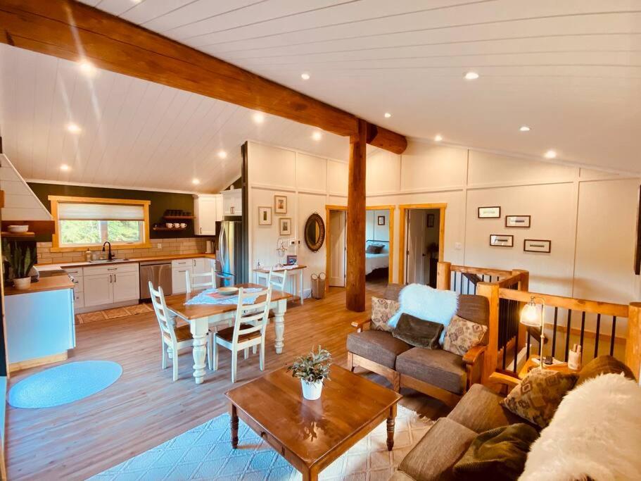 Ski-In Chalet: Private Hot tub, Bonus Bunk House - Image 2