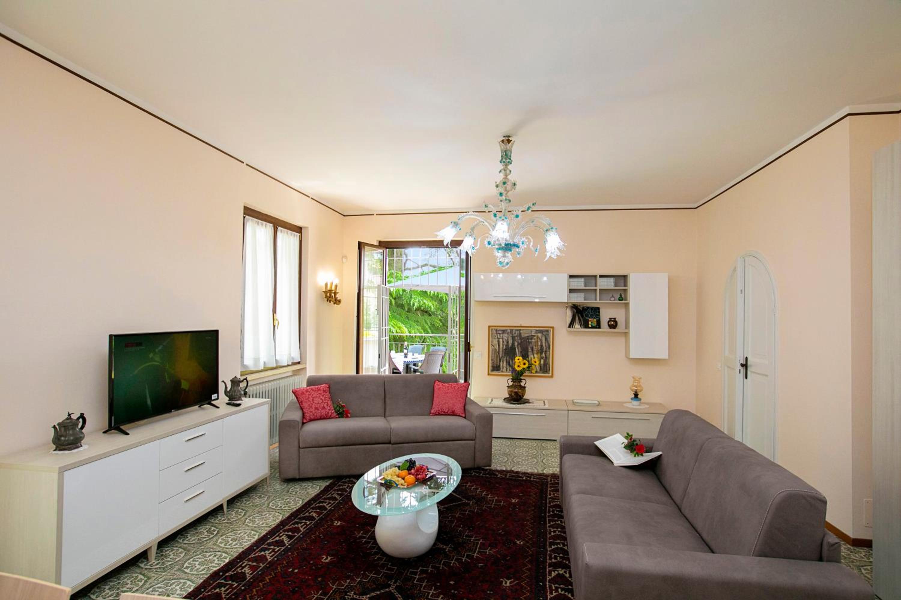 Villa Alberti Apt Emma 900m from Garda lake with Shared Garden - Happy Rentals en Salò