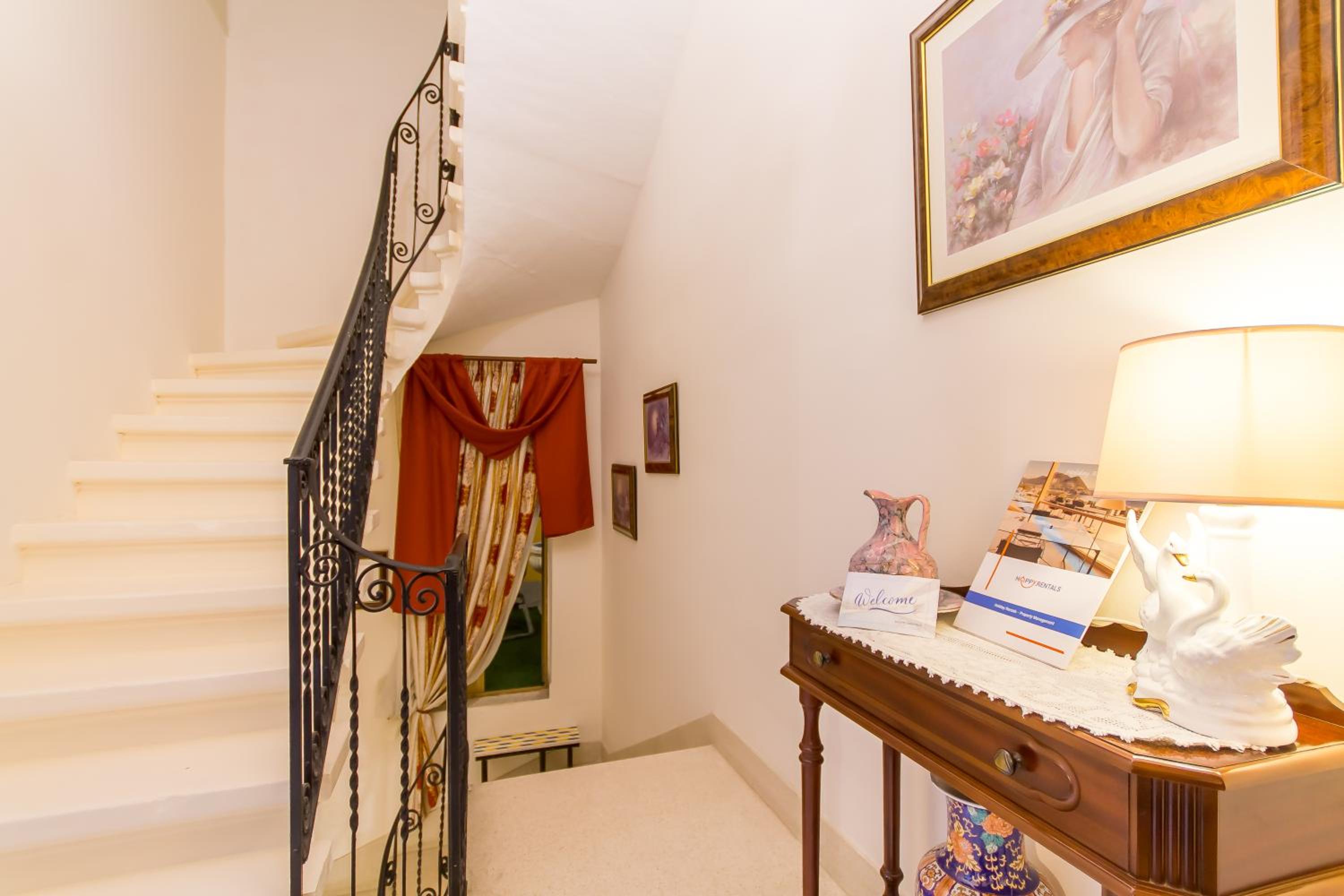 Sunny Maltese townhouse Madonnina Kalkara - Happy Rentals photo 2