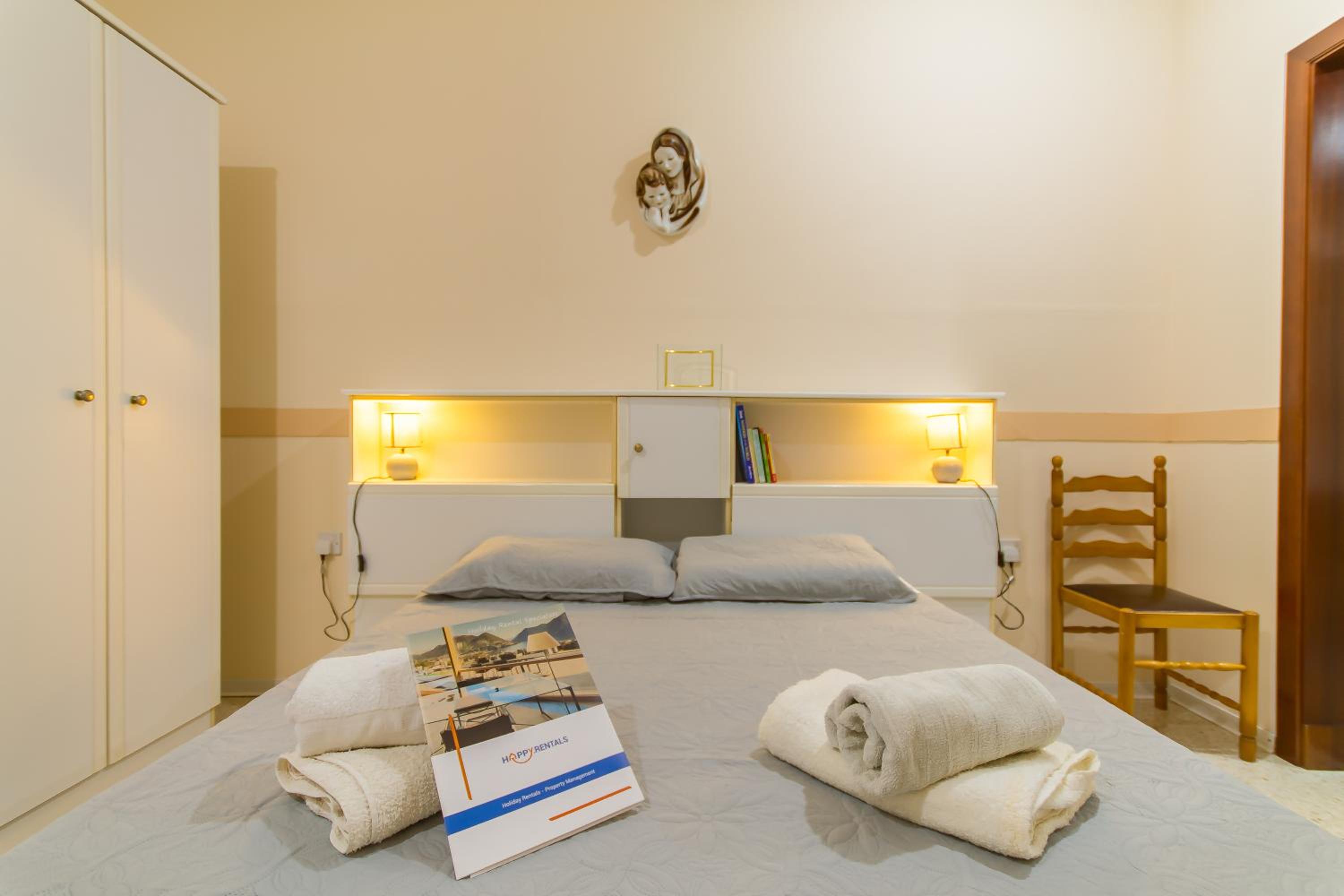 Sunny Maltese townhouse Madonnina Kalkara - Happy Rentals photo 3