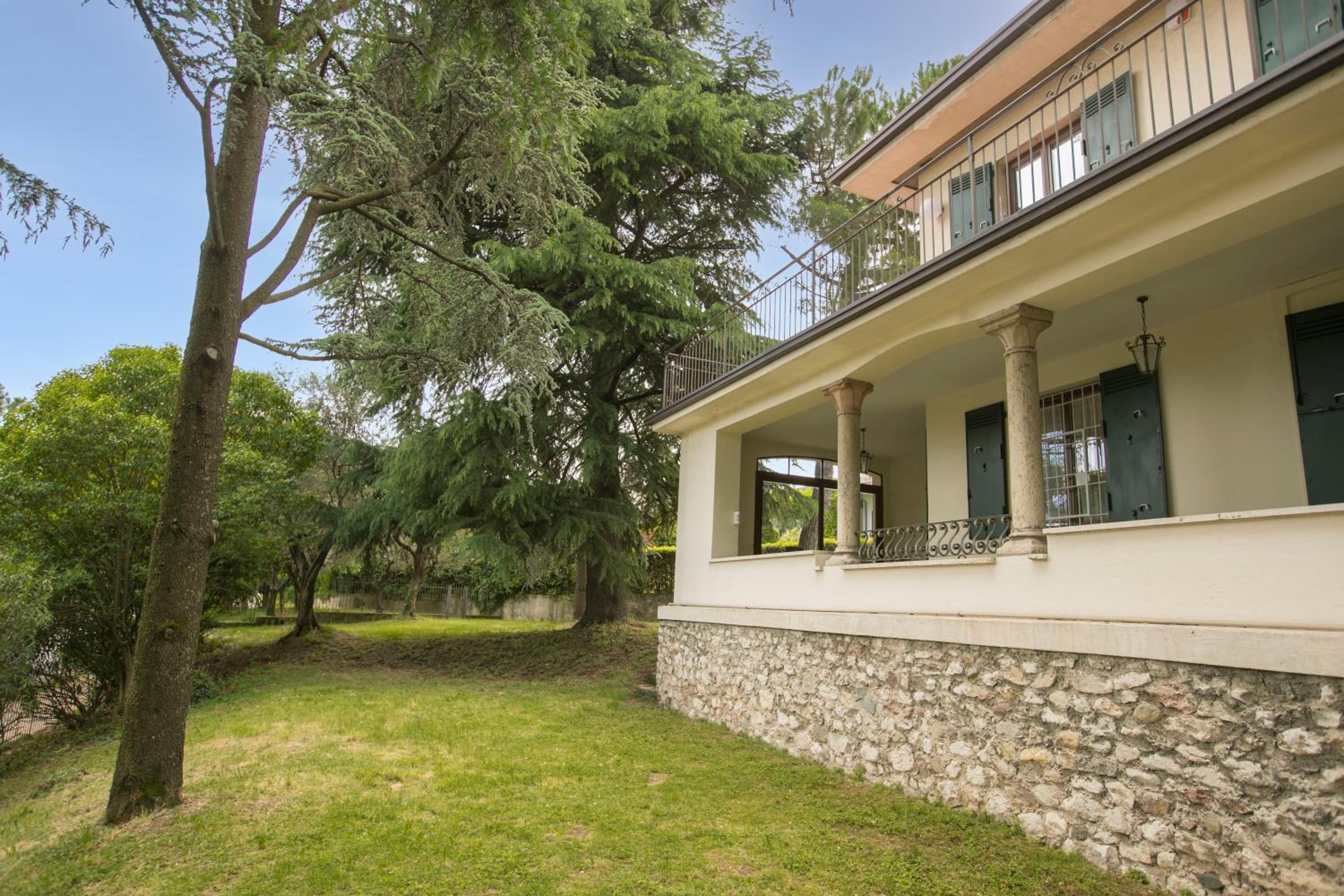 Villa Alberti Apt Bruna 900m from Garda lake with Shared Garden - Happy Rentals en Salò