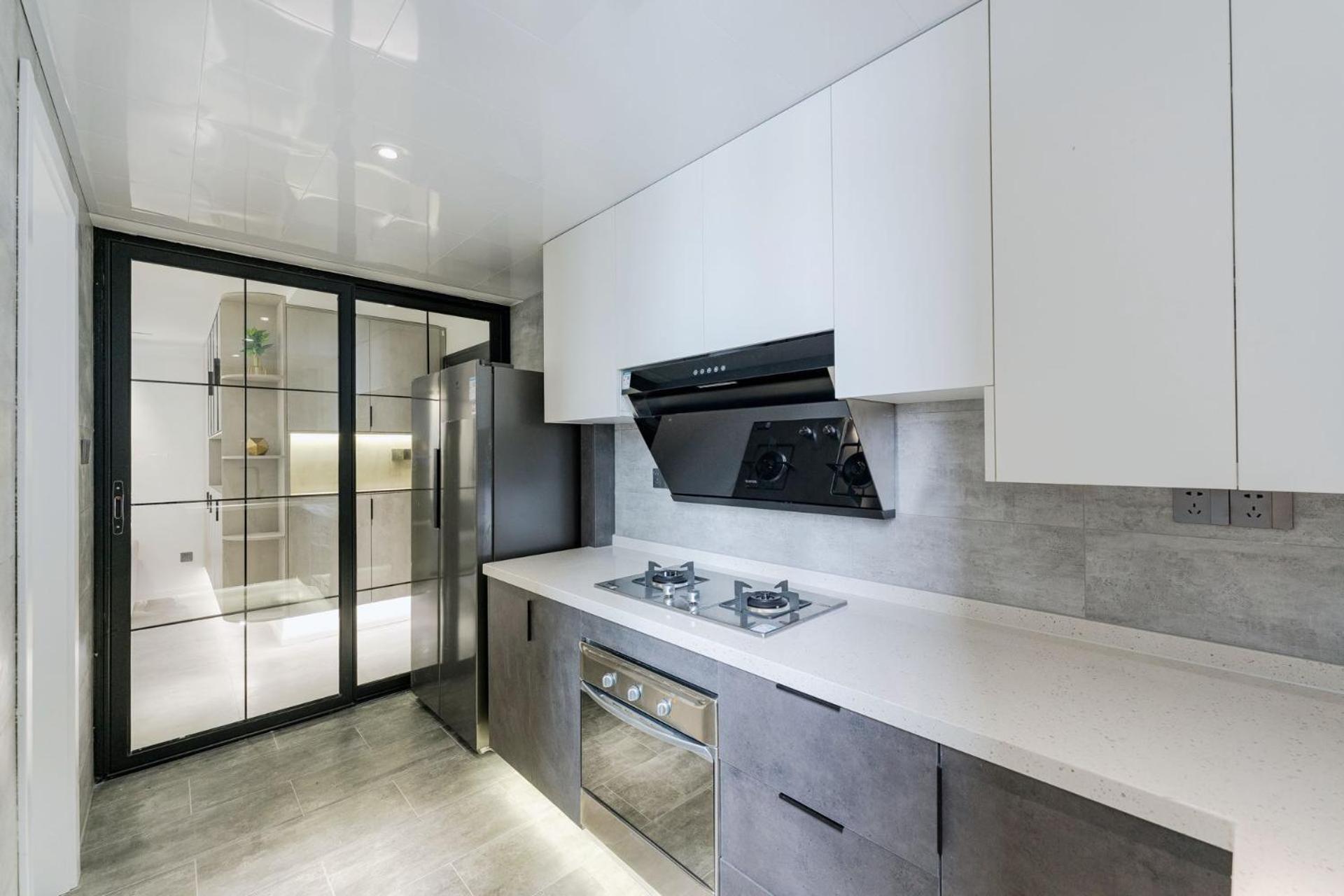 Eastern Hub - ZhongShan Park Metro Station 50m, Modern Light Three-bedroom Apartment