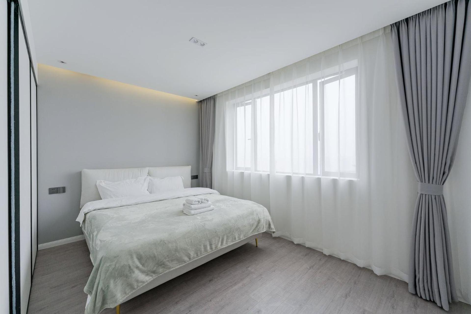 Eastern Hub - ZhongShan Park Metro Station 50m, Modern Light Three-bedroom Apartment