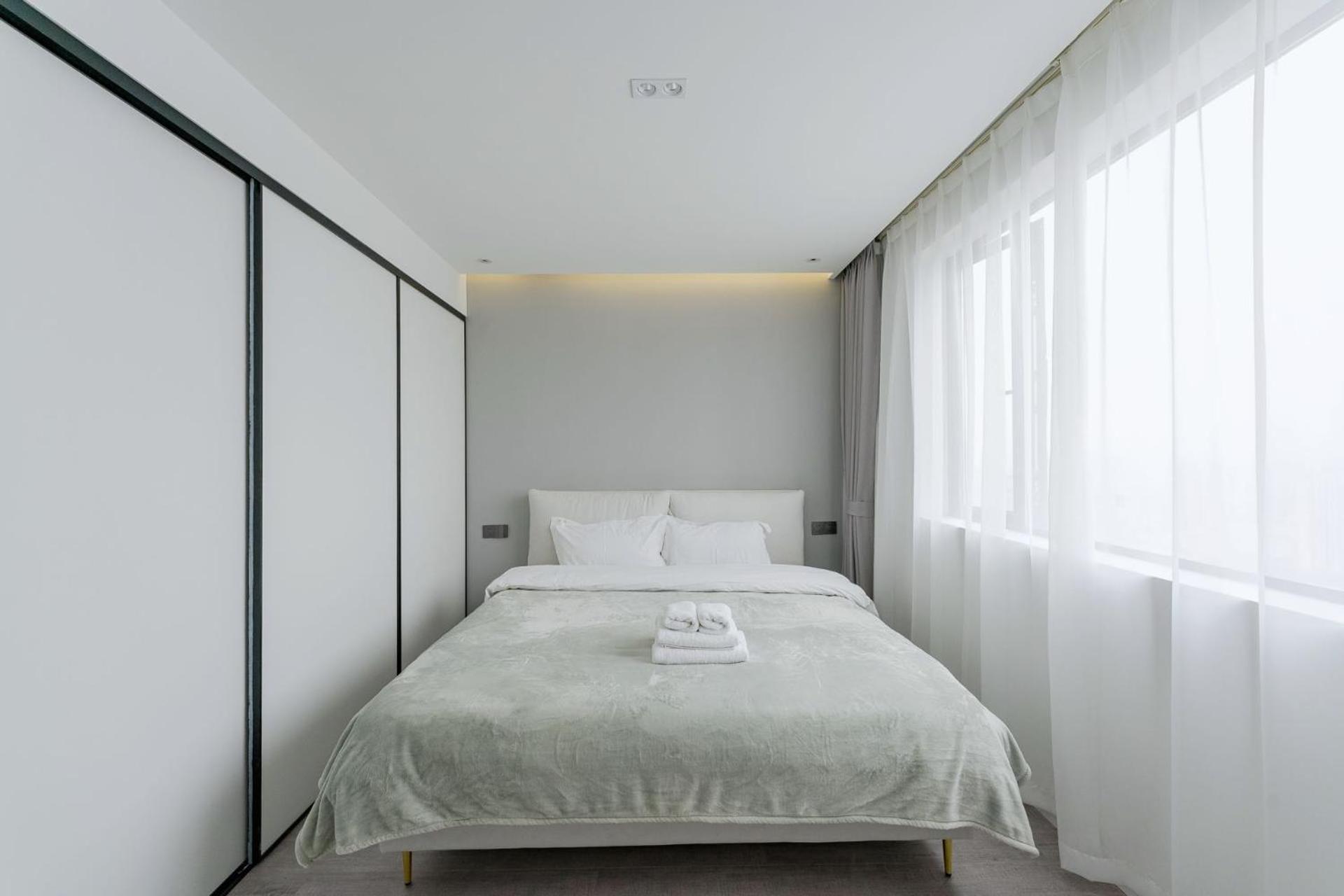 Eastern Hub - ZhongShan Park Metro Station 50m, Modern Light Three-bedroom Apartment