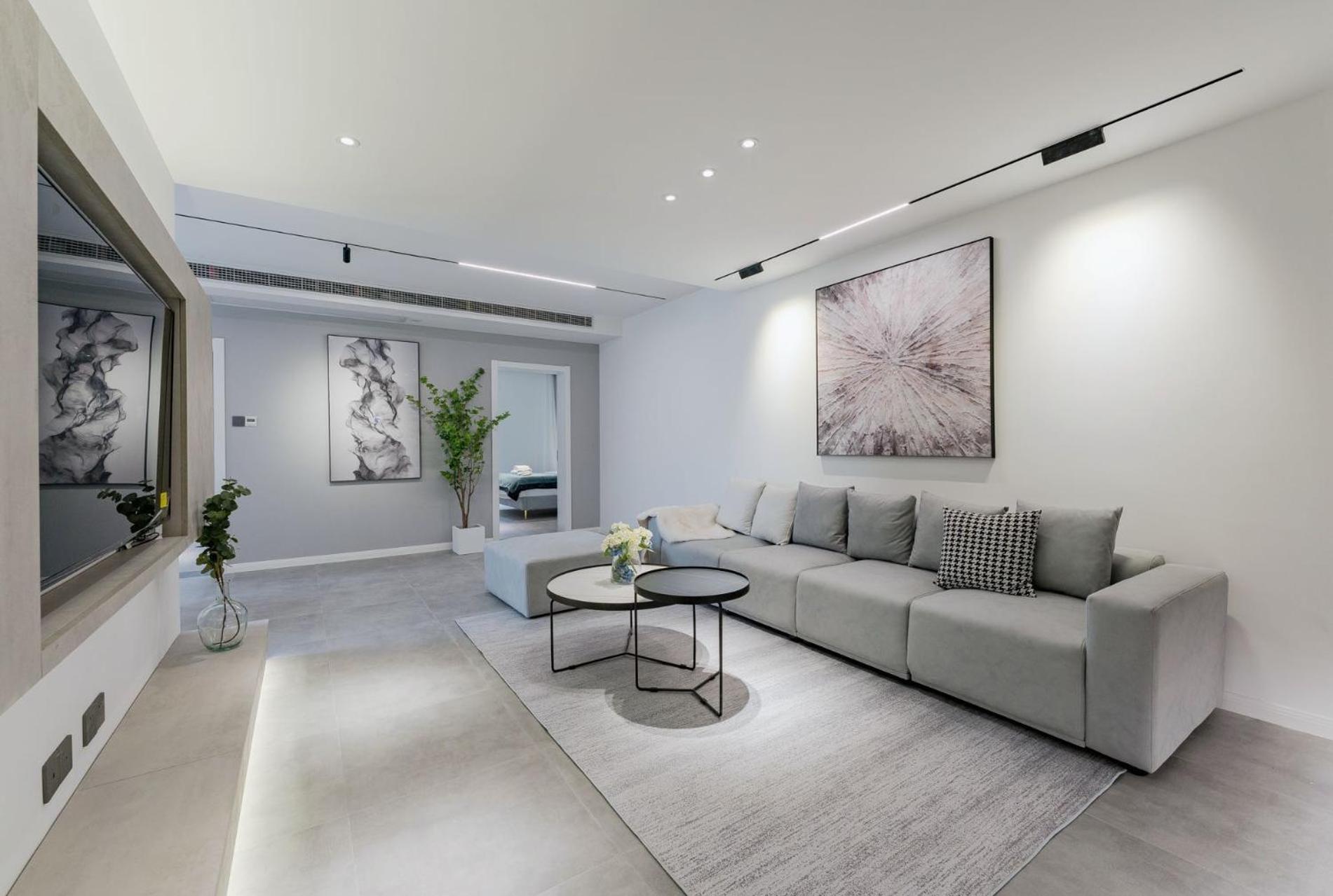 Eastern Hub - ZhongShan Park Metro Station 50m, Modern Light Three-bedroom Apartment