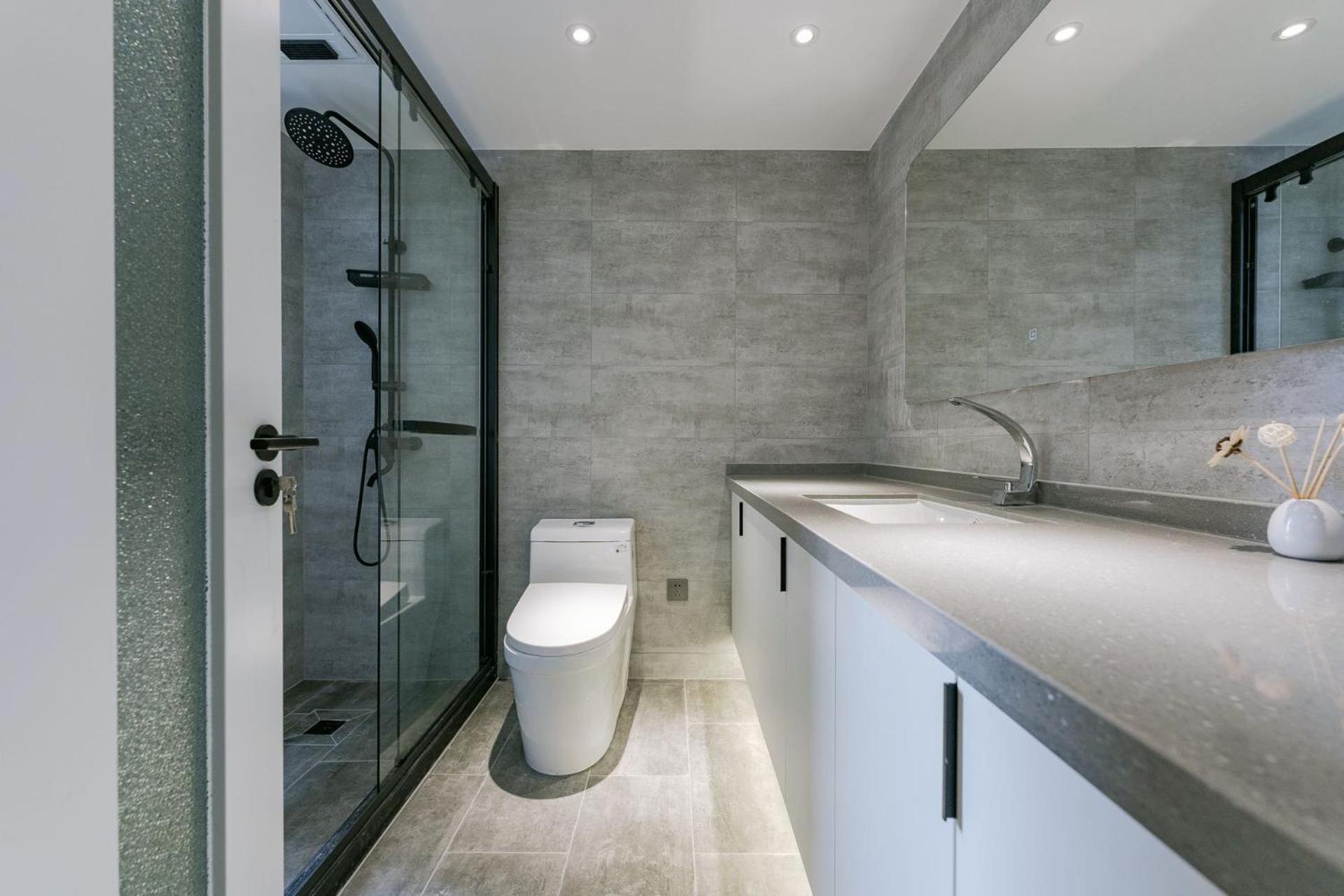 Eastern Hub - ZhongShan Park Metro Station 50m, Modern Light Three-bedroom Apartment
